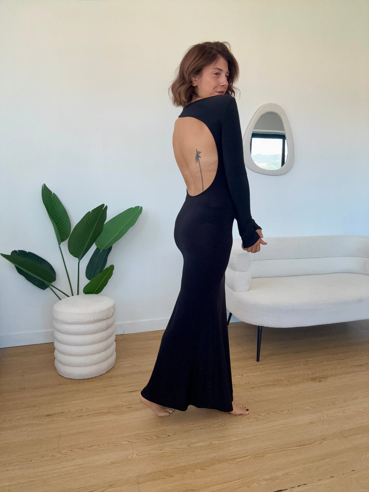Abito manica lunga scollato sul retro