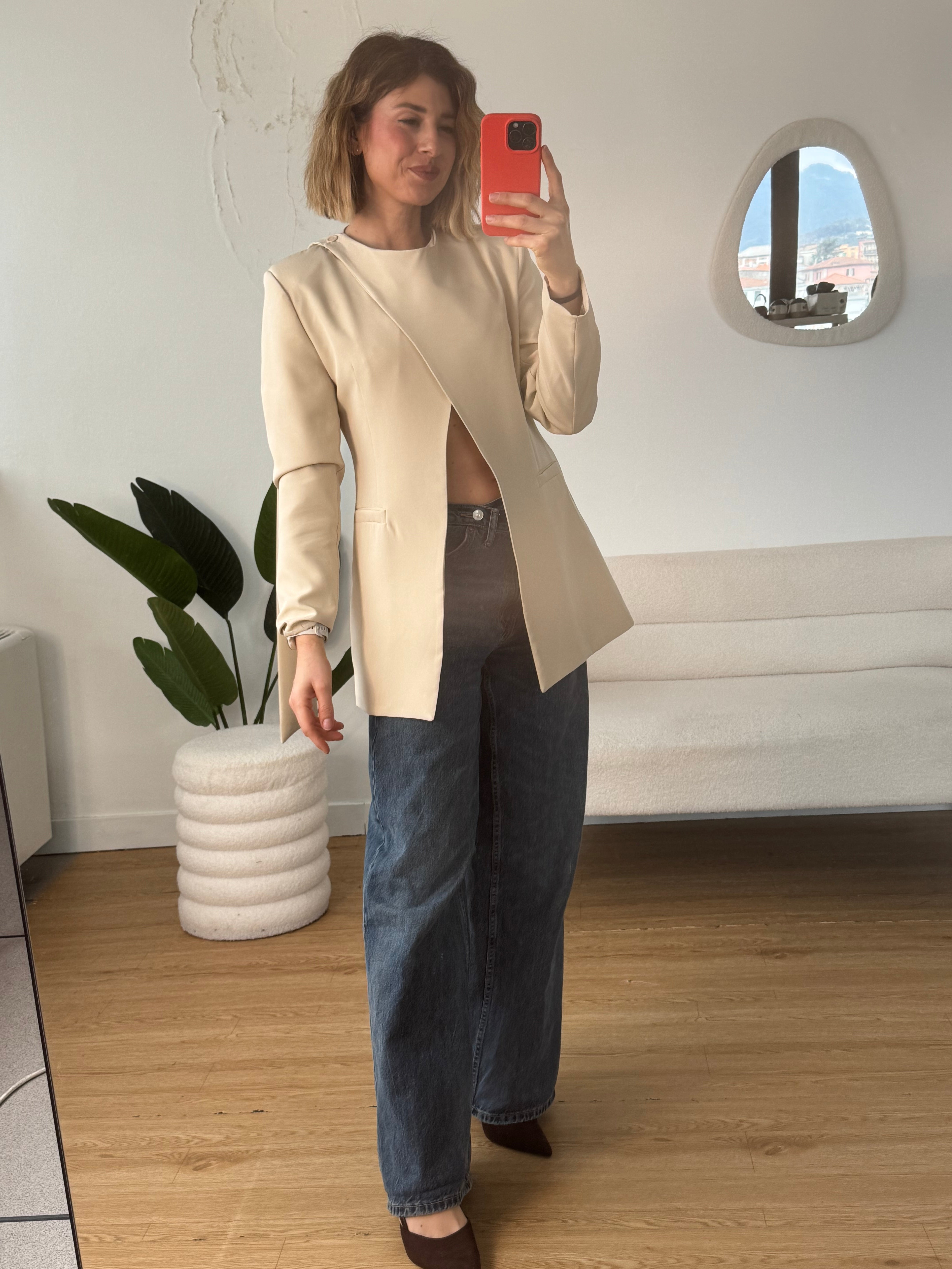 Blazer con spalline e spacco frontale