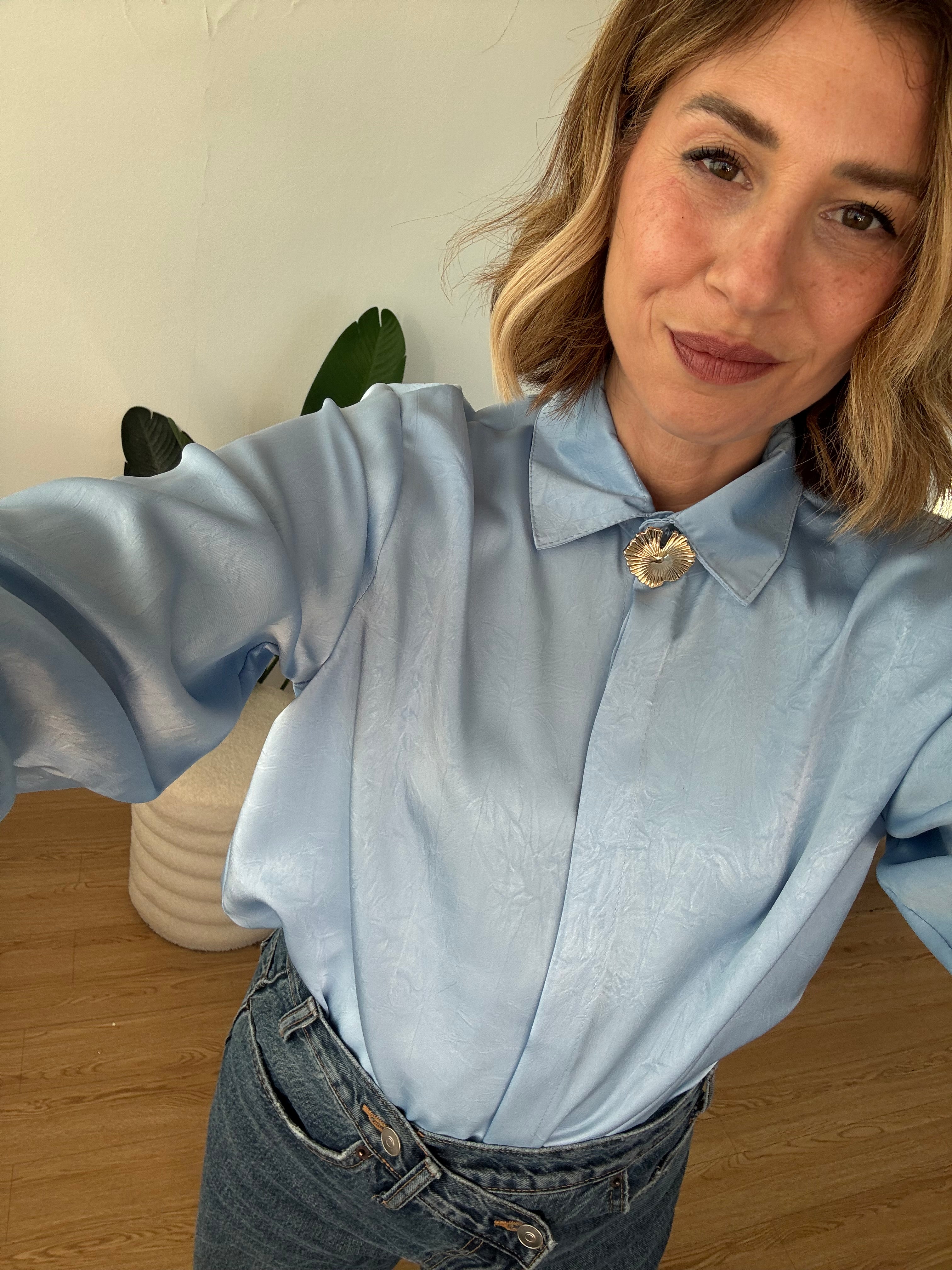 Camicia effetto seta con spilla dorata