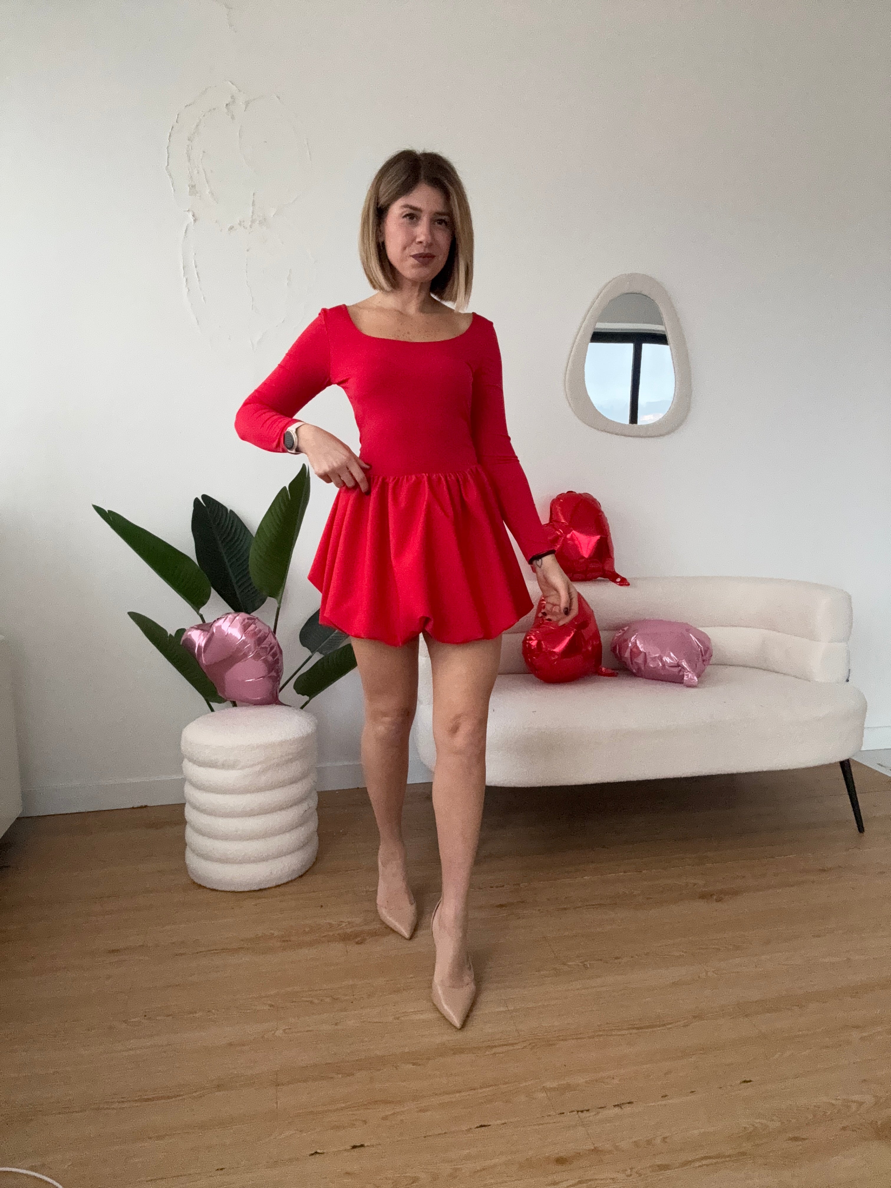 Abito rosso gonna a pantaloncino