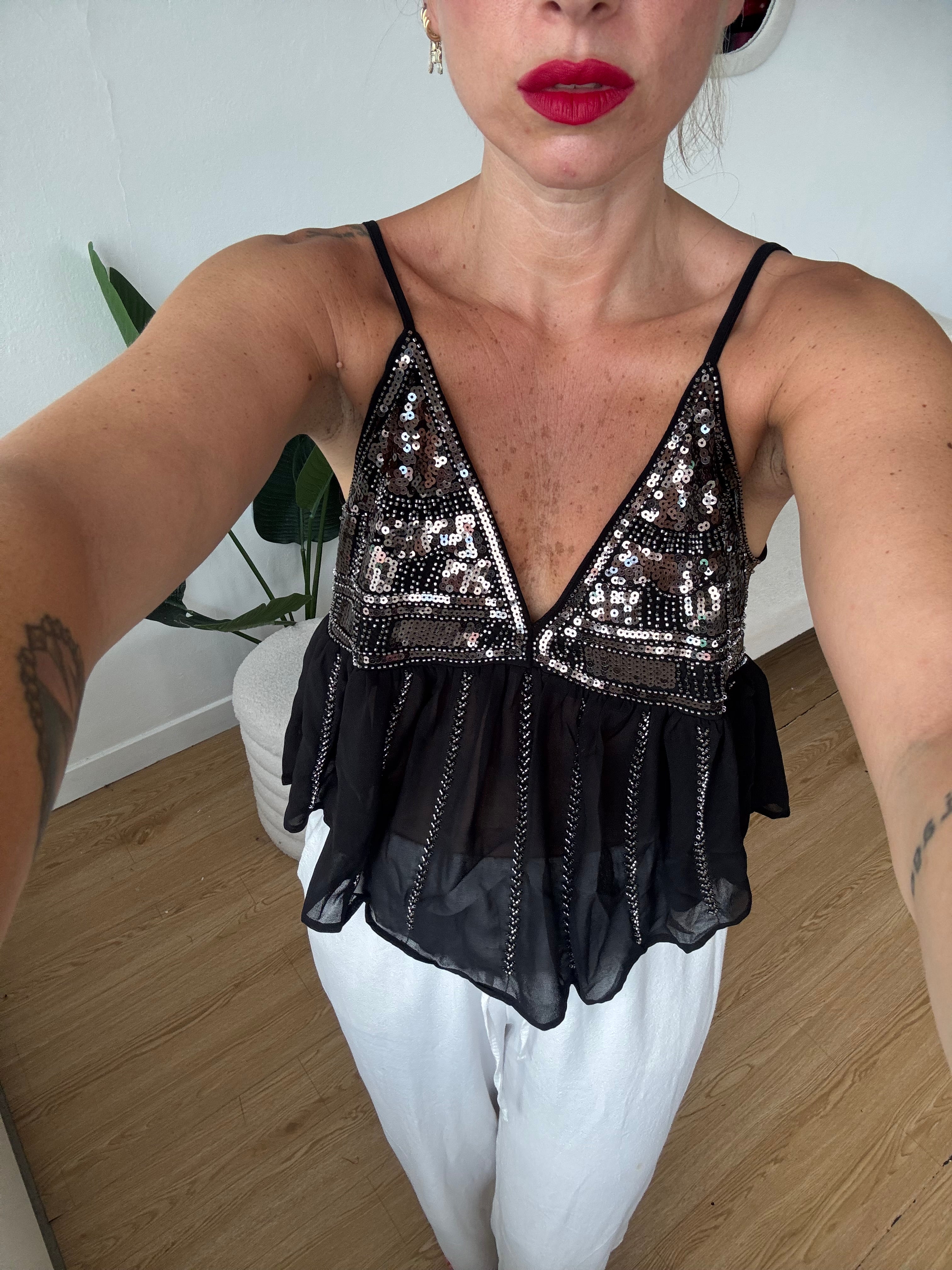 Top con balza e paillettes