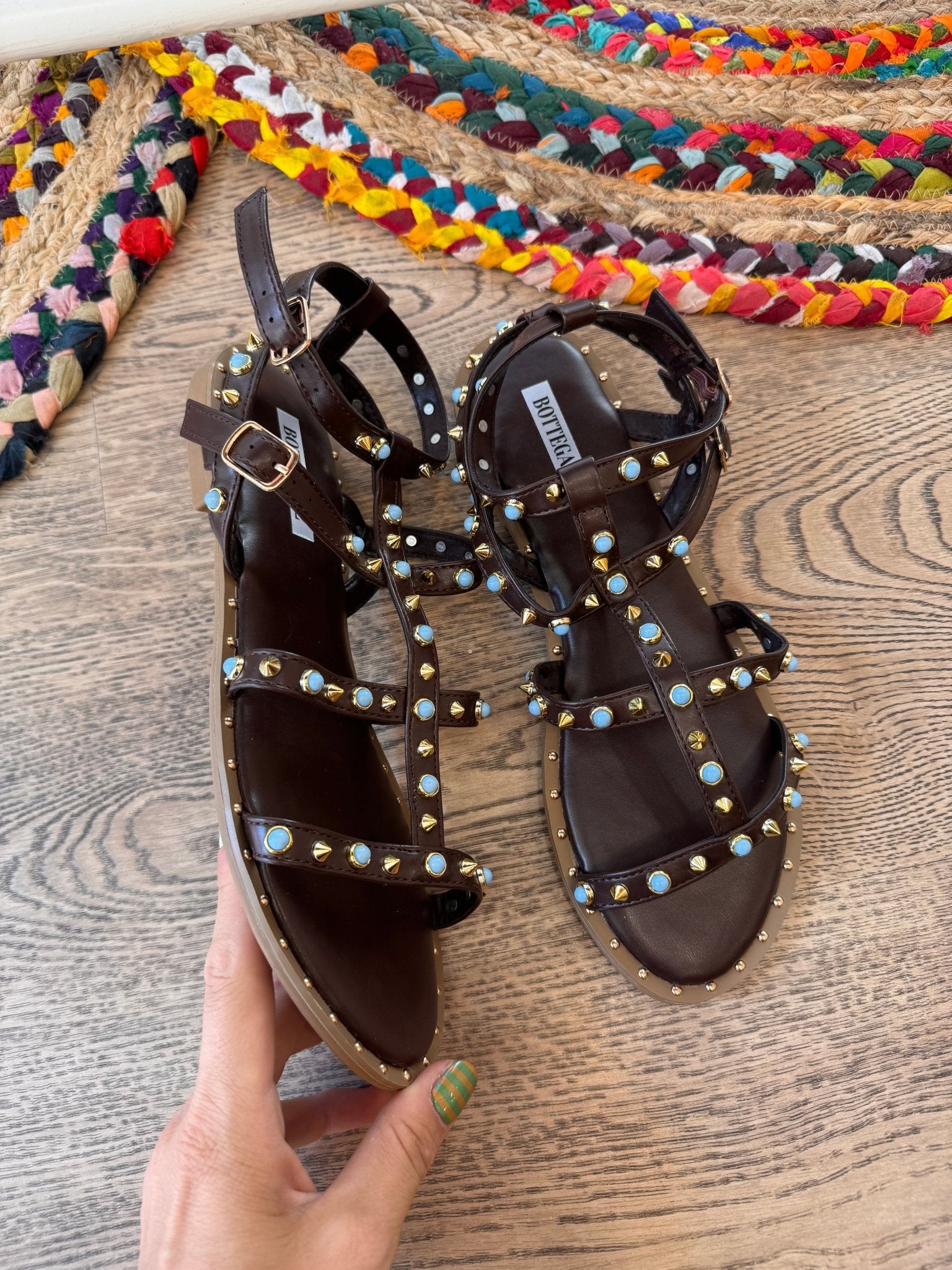 Sandalo basso marrone con borchie azzurre - GGlam