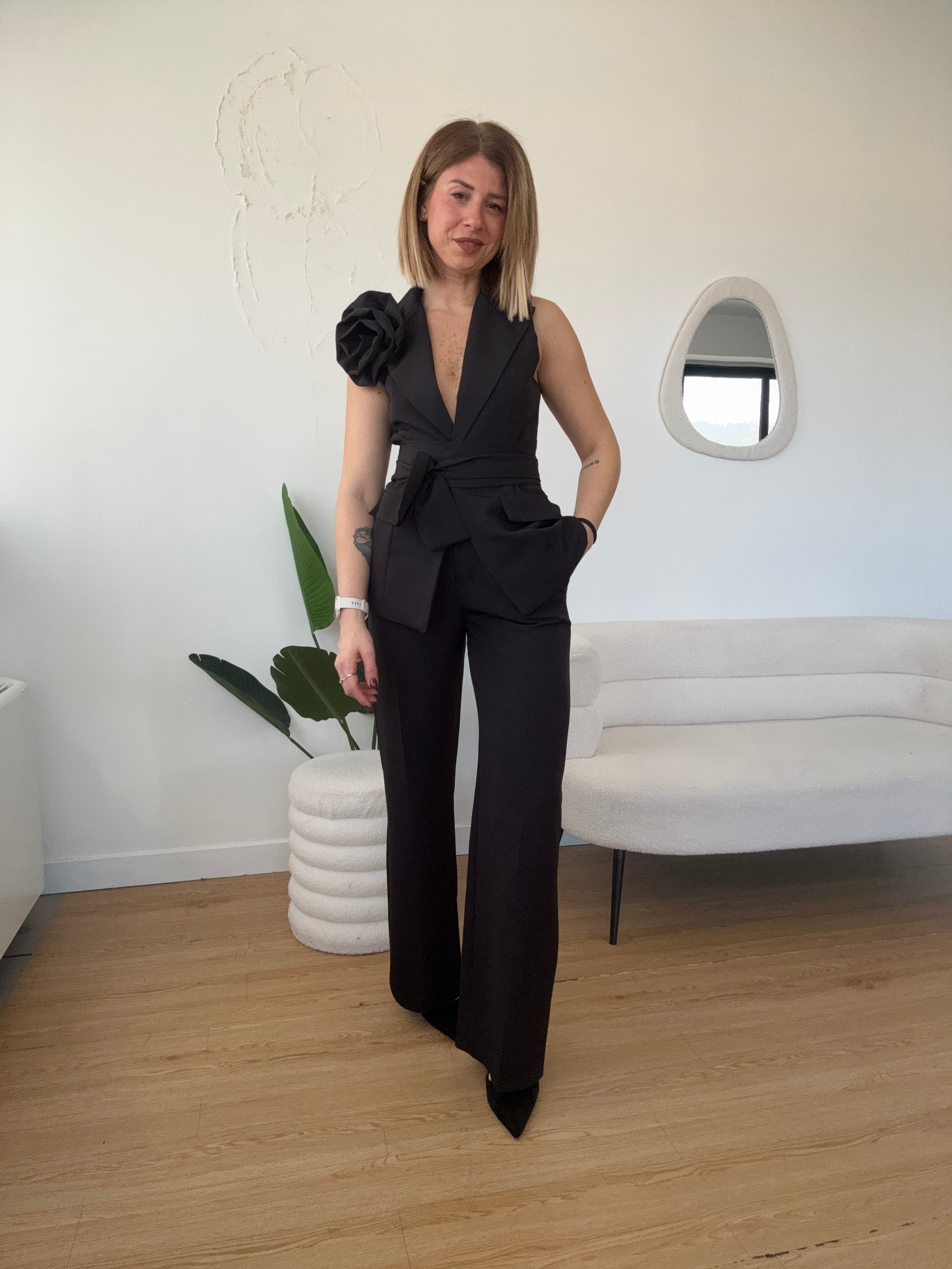 Tailleur gilet con spilla a fiore