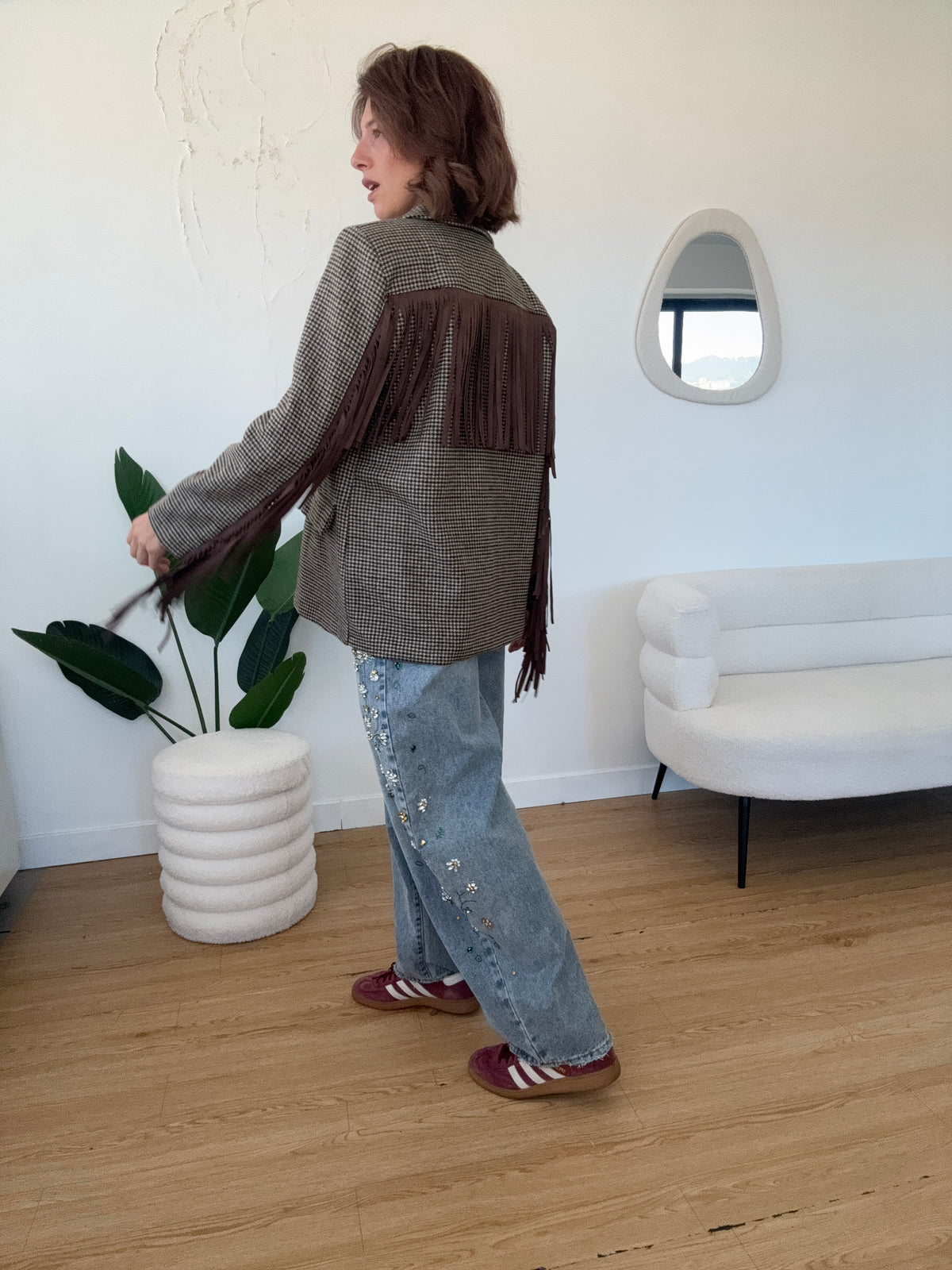 Blazer con frange marroni sul retro
