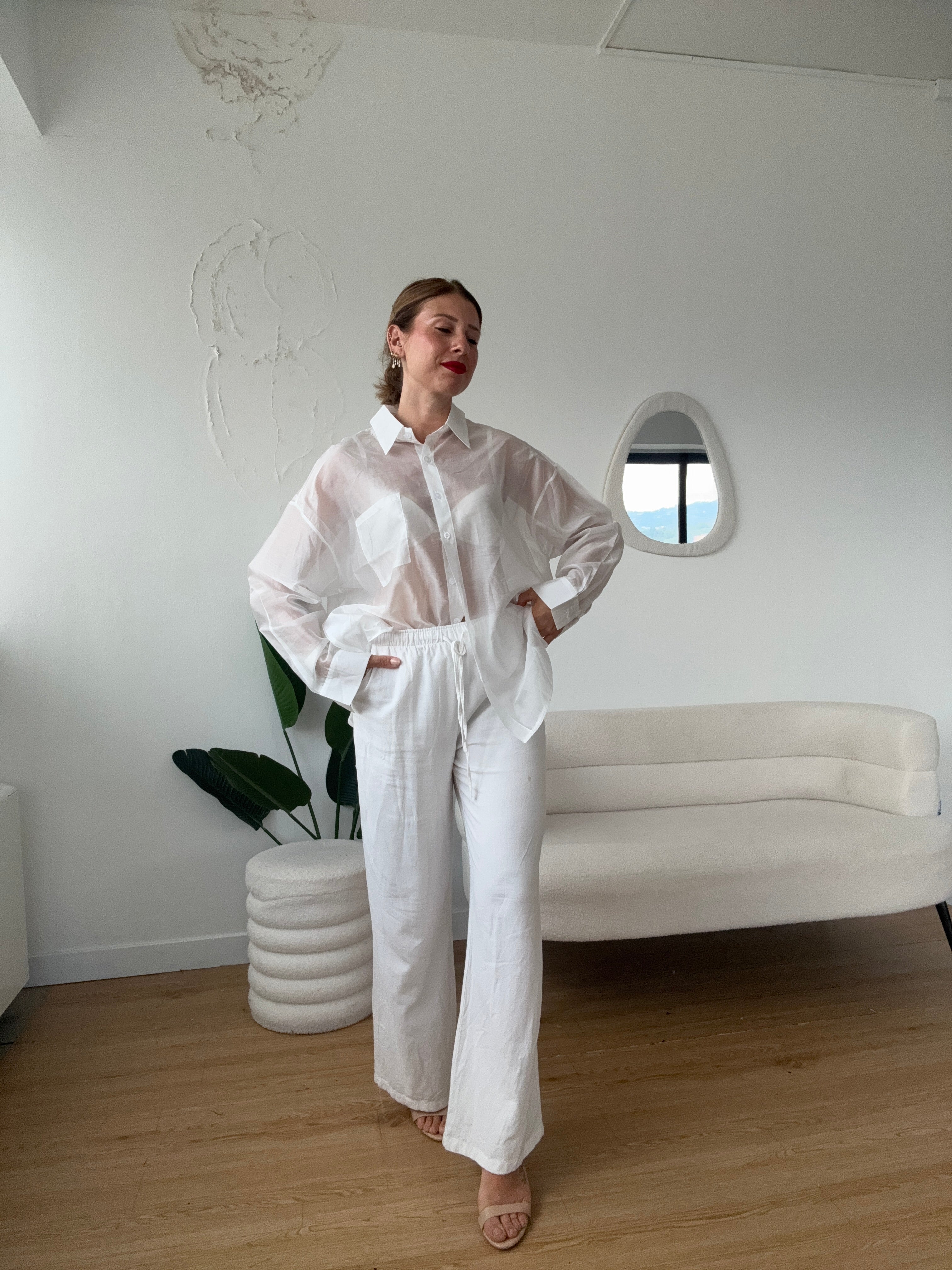 Camicia bianca semitrasparente over