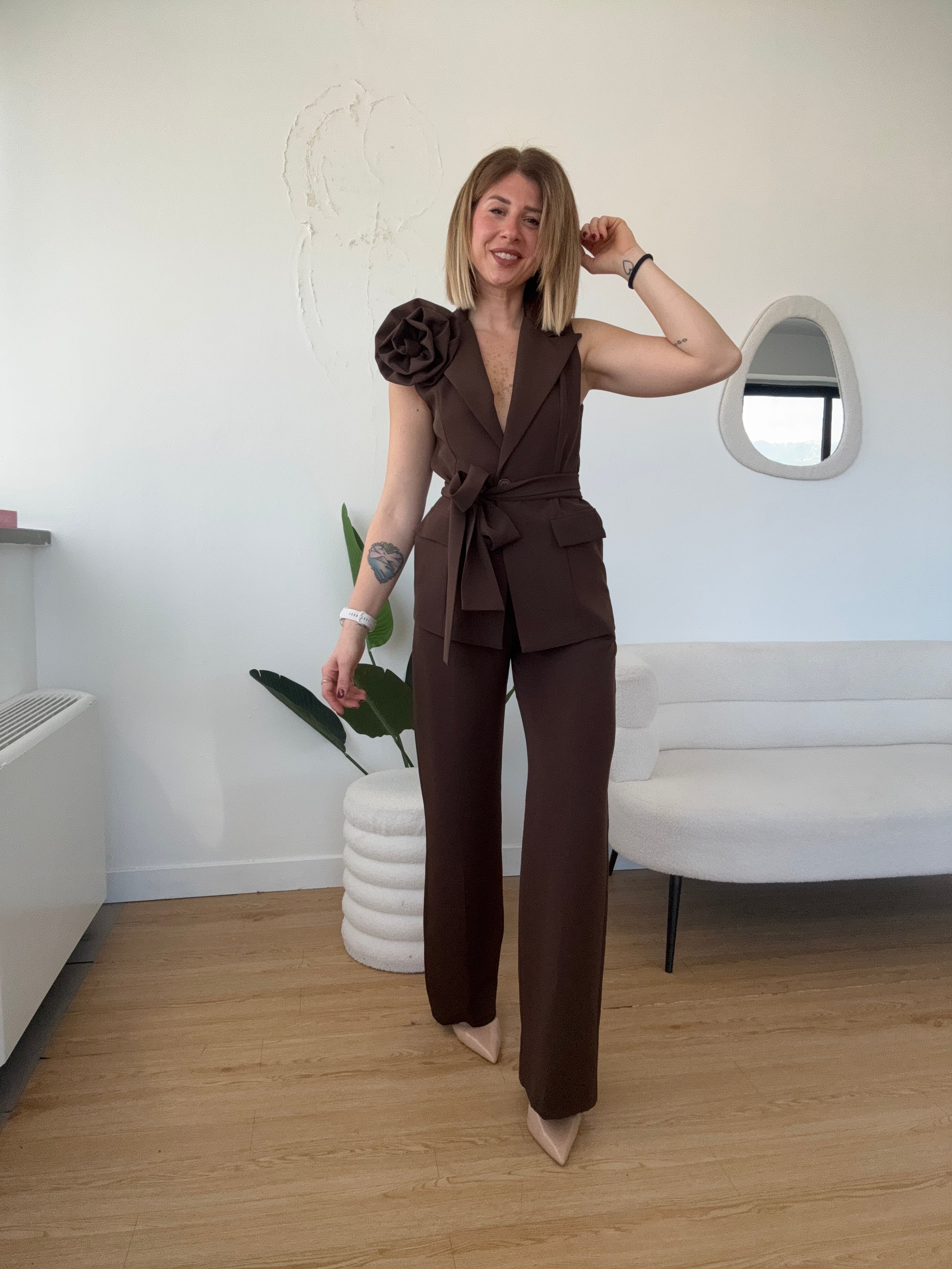 Tailleur gilet con spilla a fiore