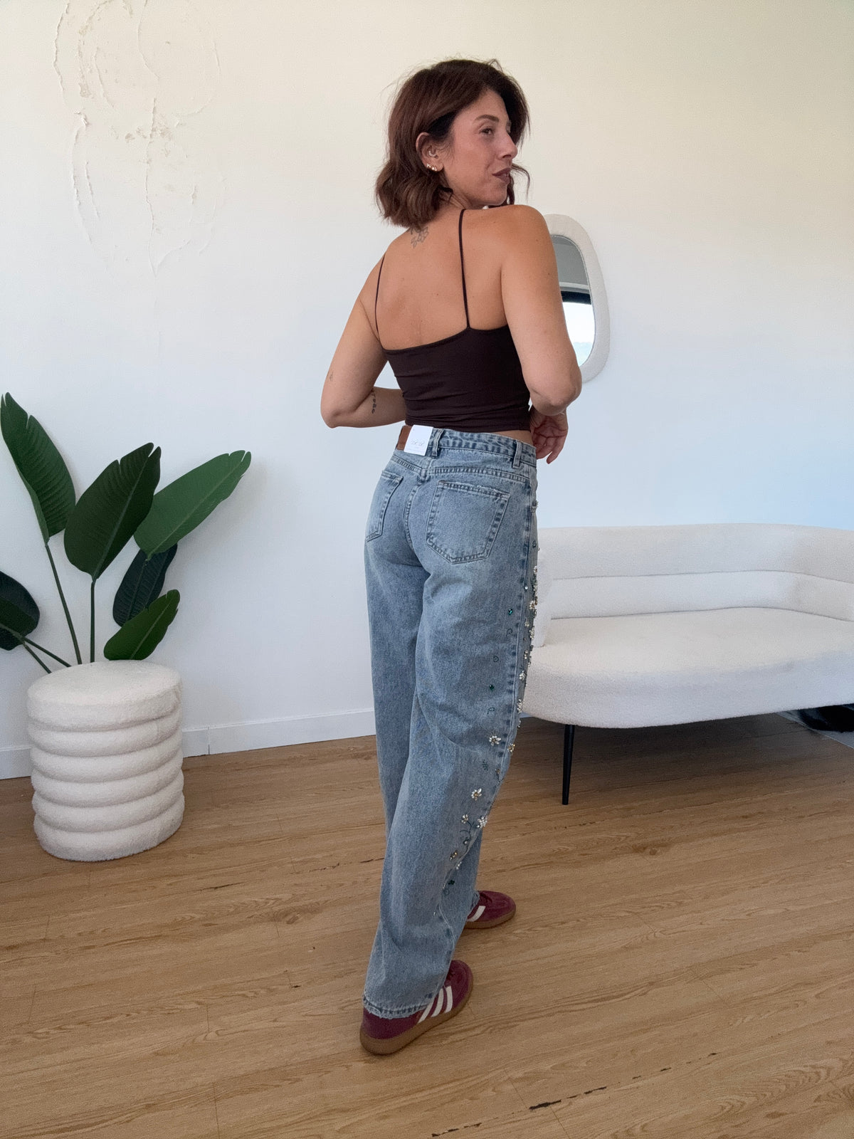 Jeans barrel con strass laterali