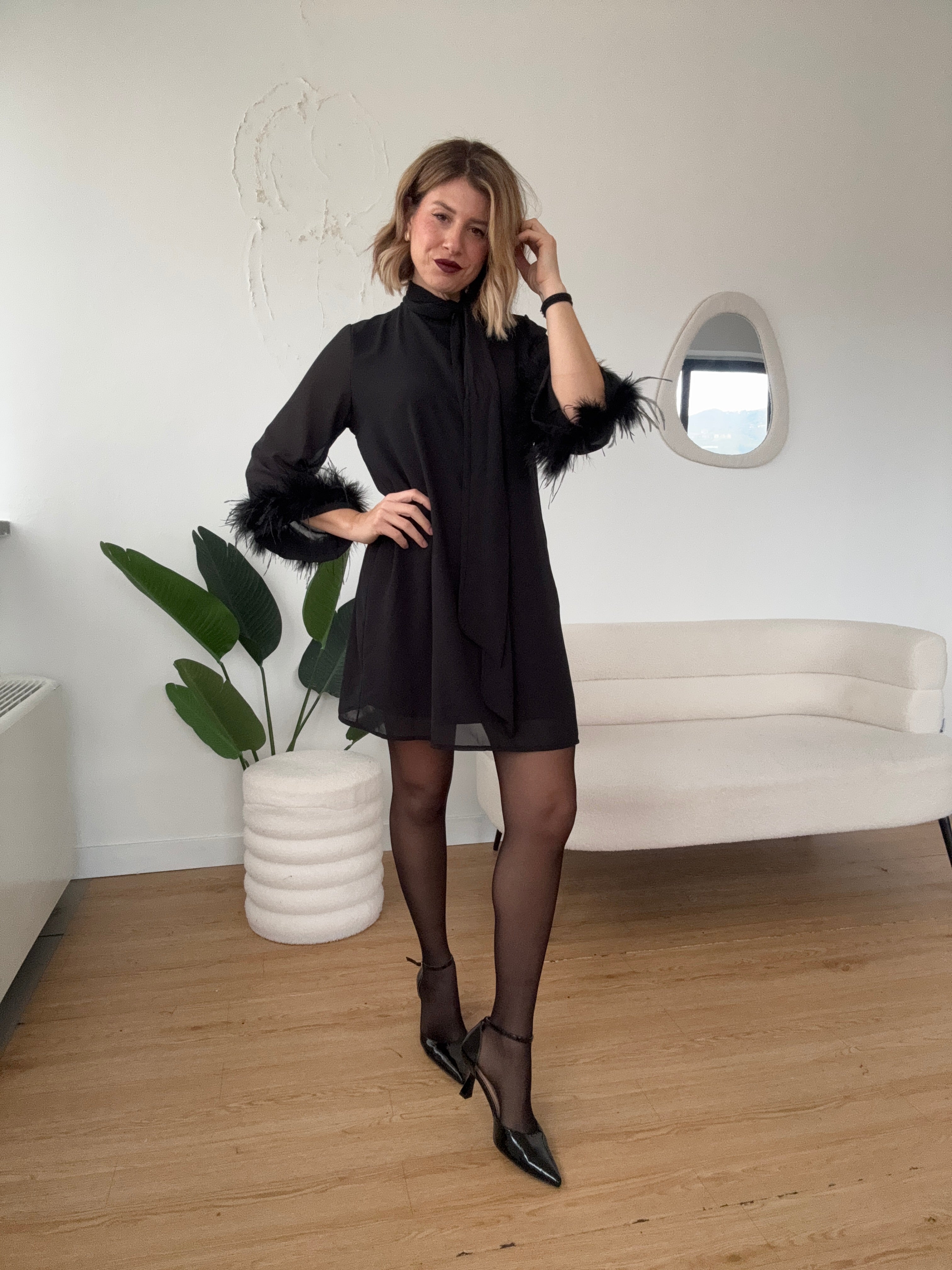 Abito scampanato con piume