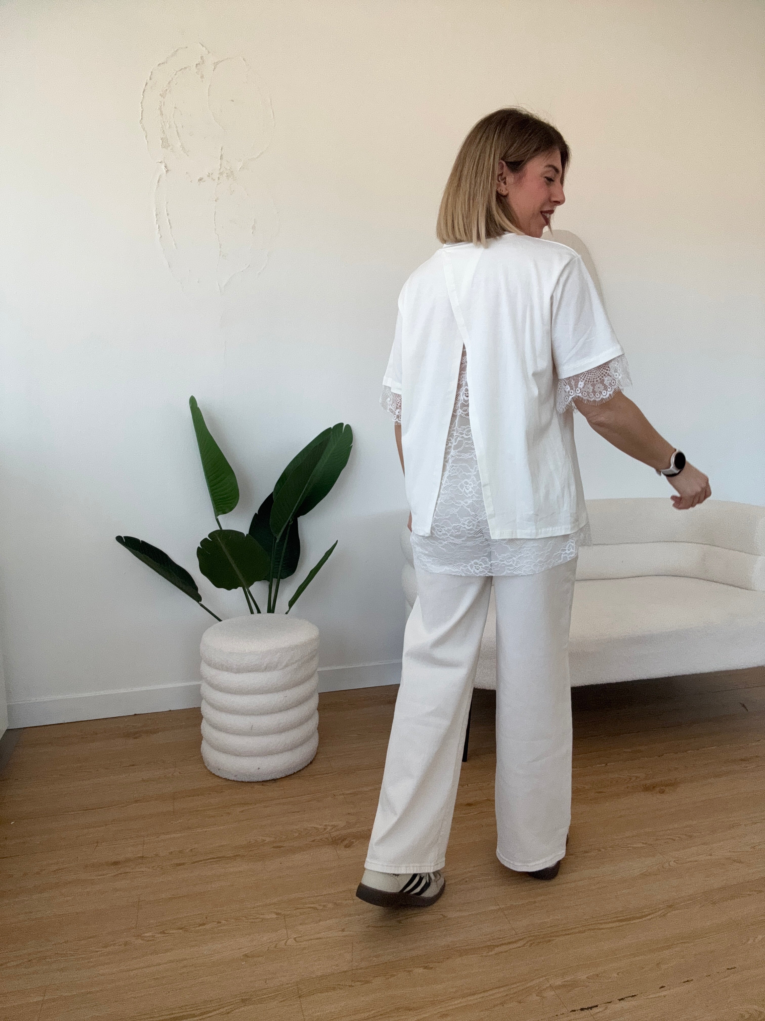 Maglia basica mezze maniche con spacco in pizzo sul retro