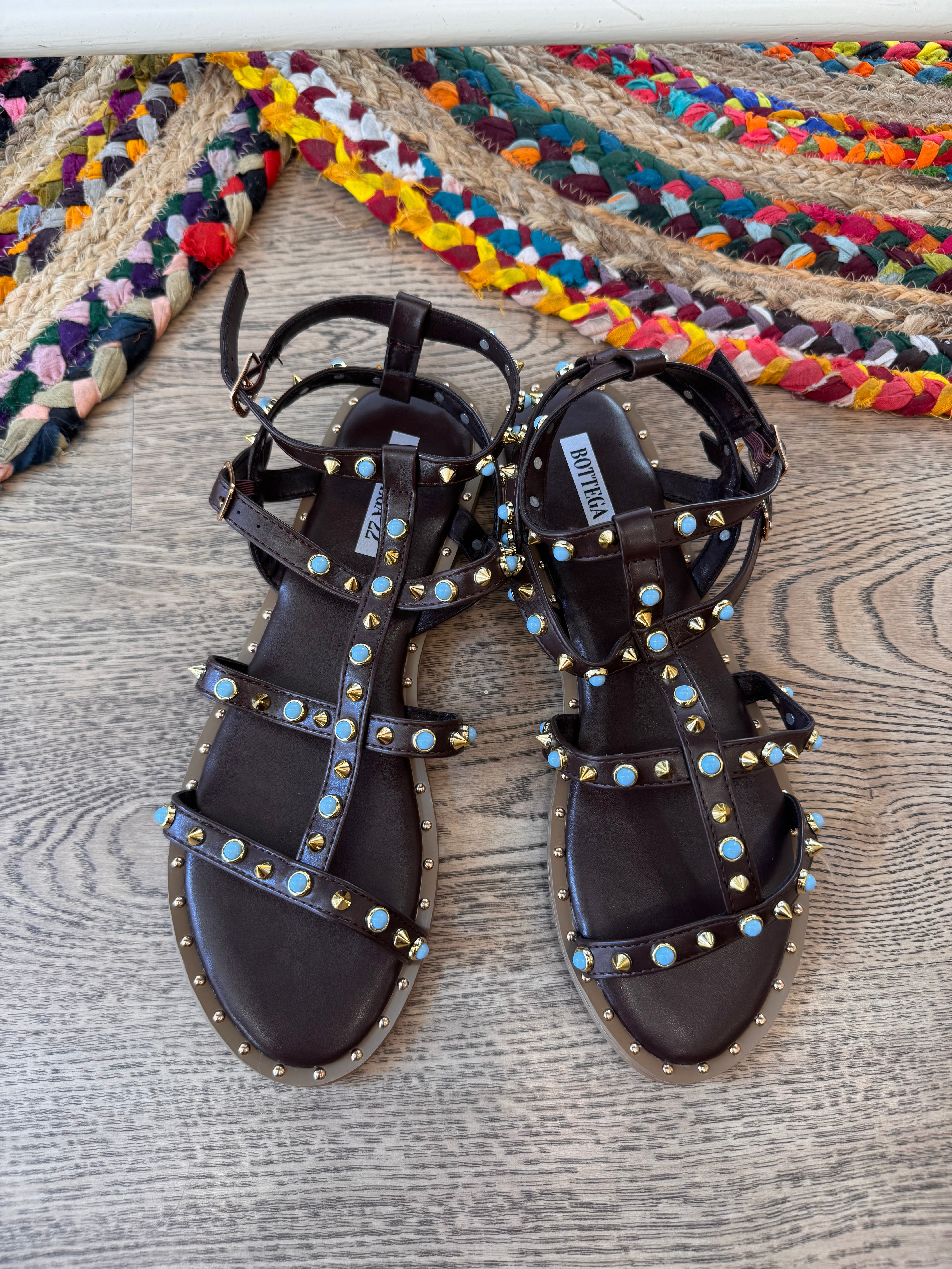 Sandalo basso marrone con borchie azzurre