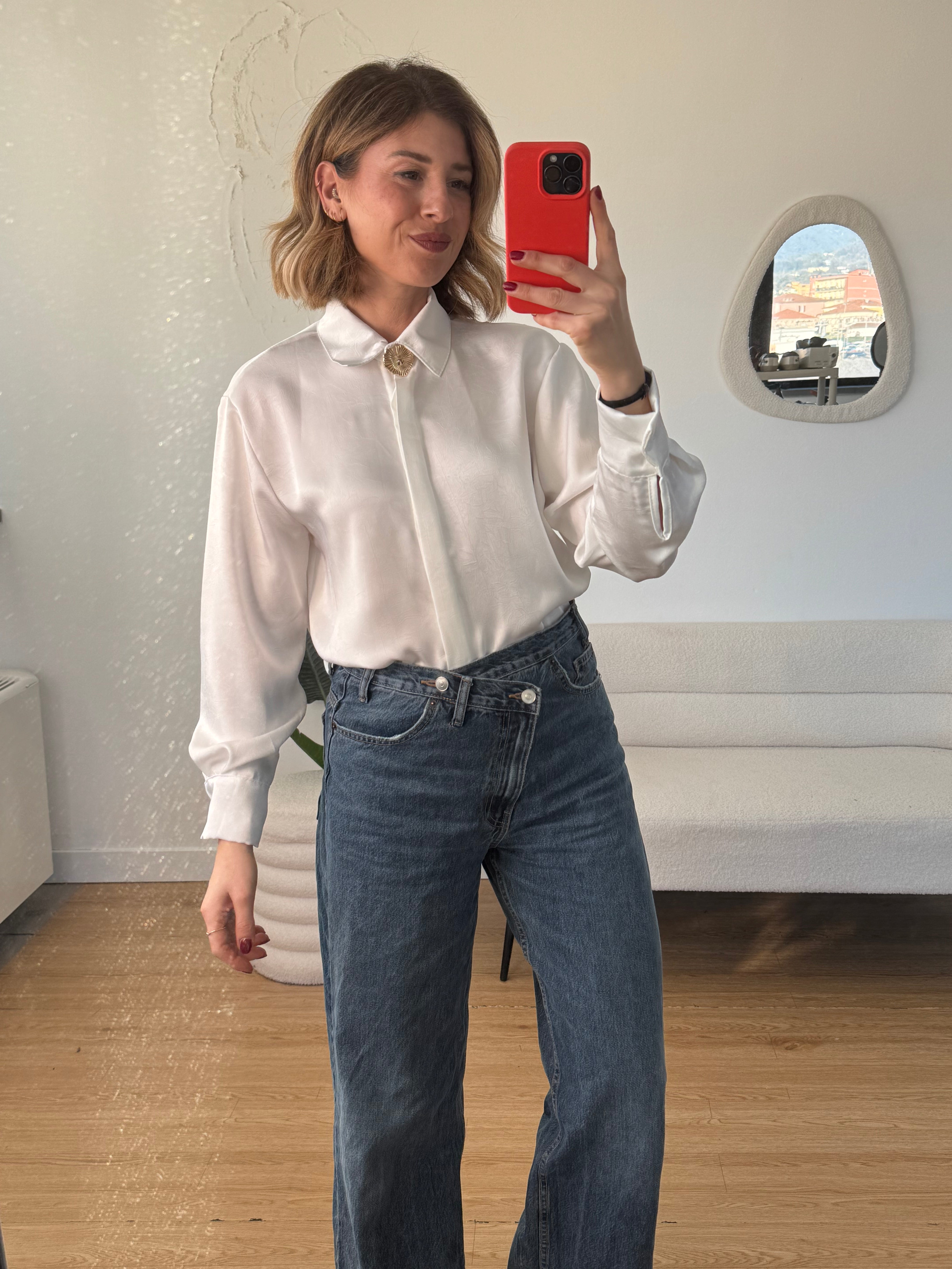 Camicia effetto seta con spilla dorata