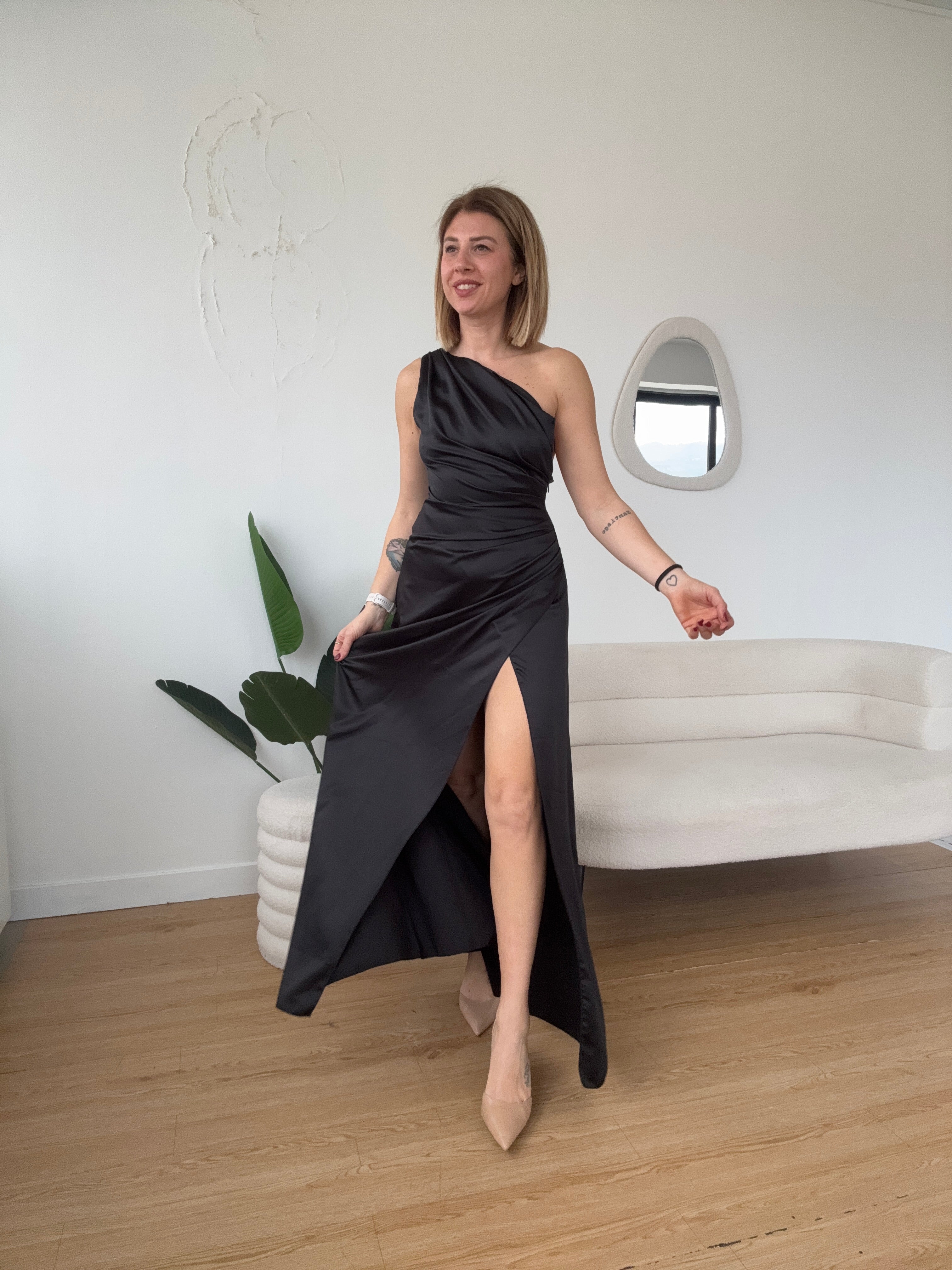 Vestito lungo monospalla con drappeggio