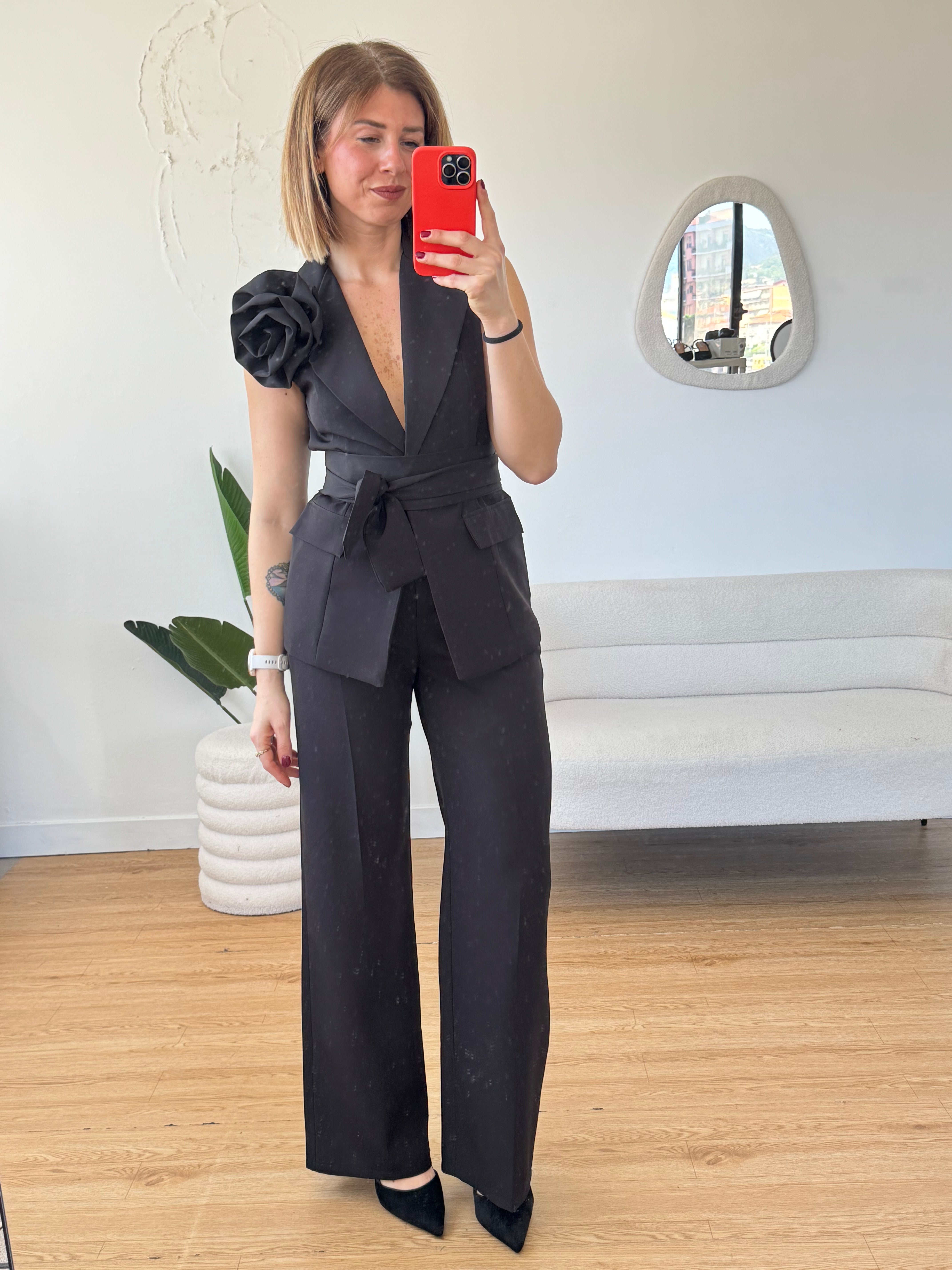 Tailleur gilet con spilla a fiore
