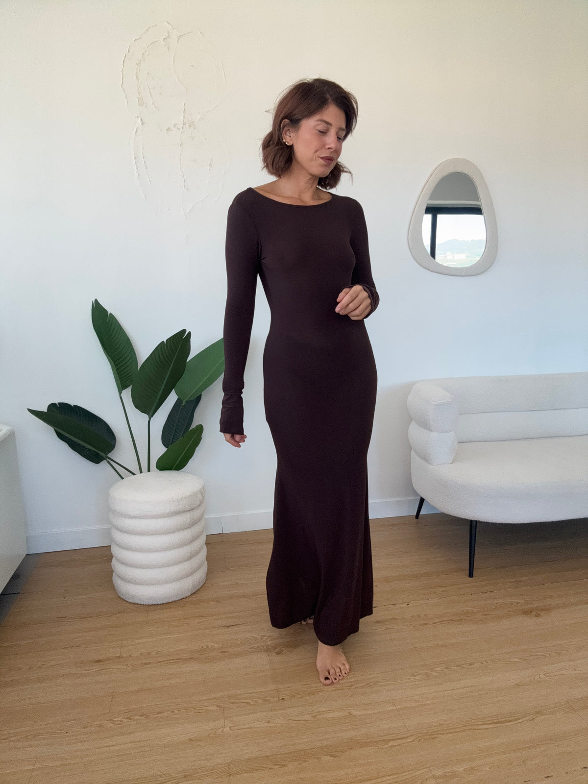 Abito manica lunga scollato sul retro