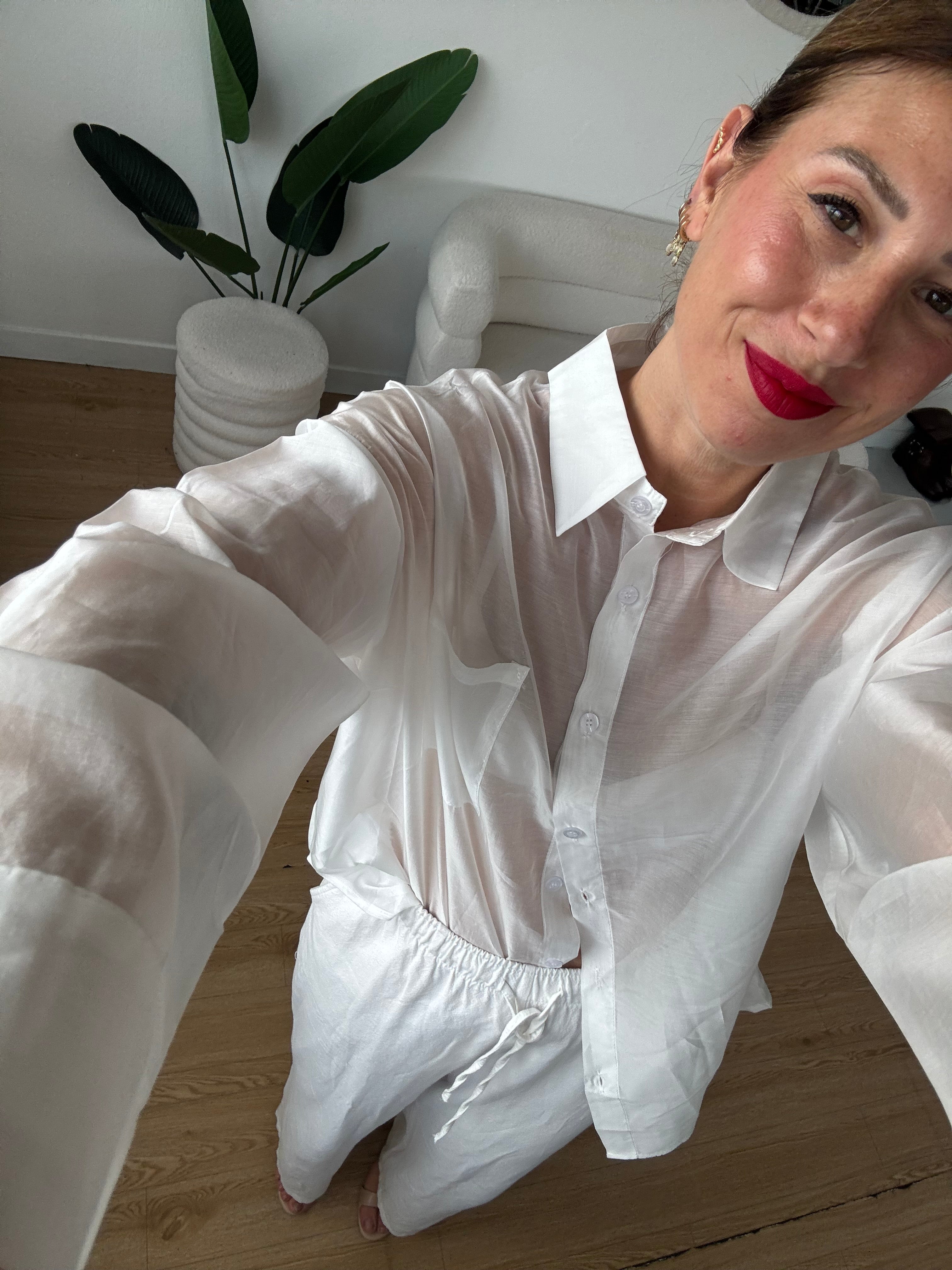Camicia bianca semitrasparente over