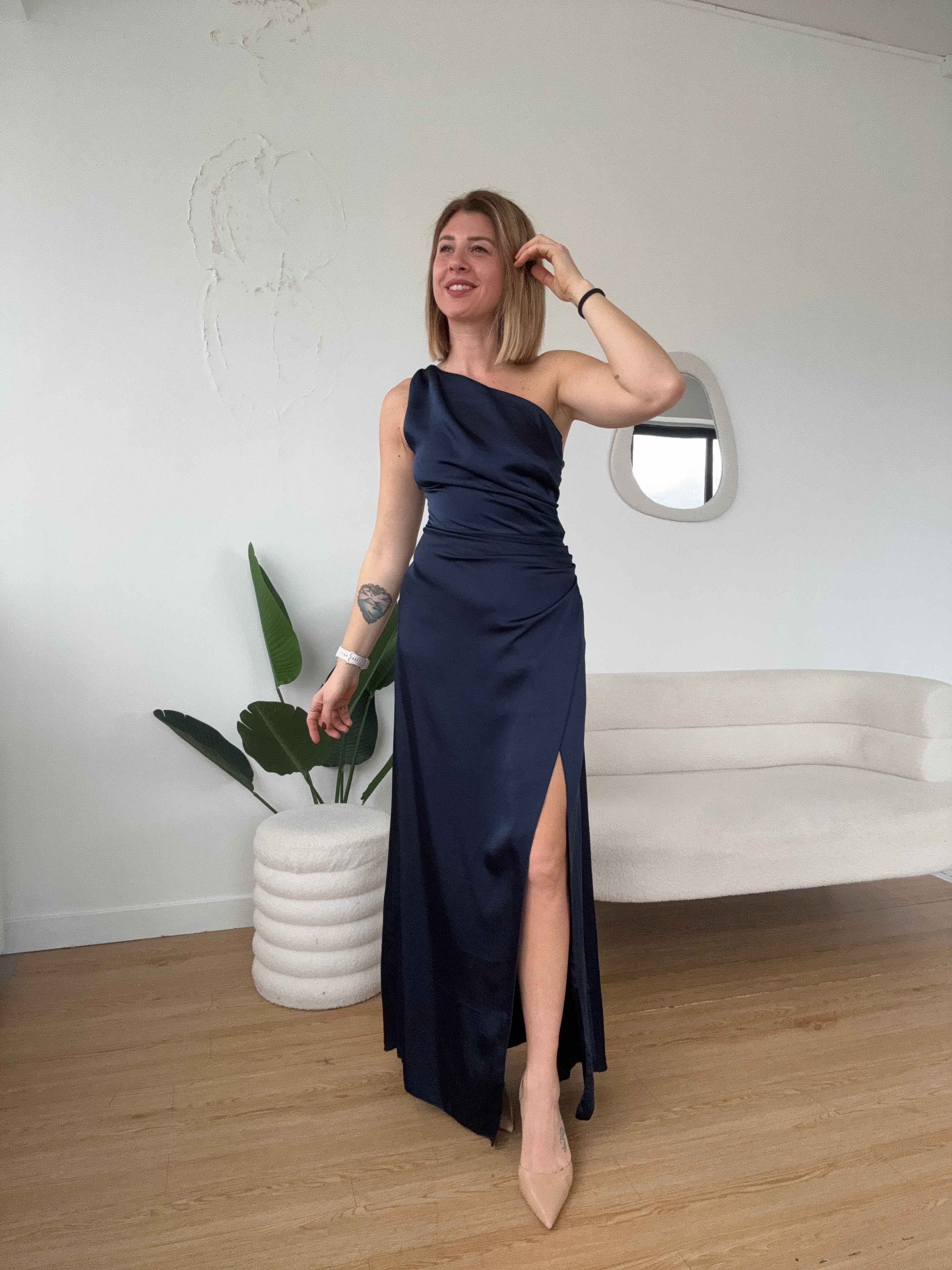 Vestito lungo monospalla con drappeggio