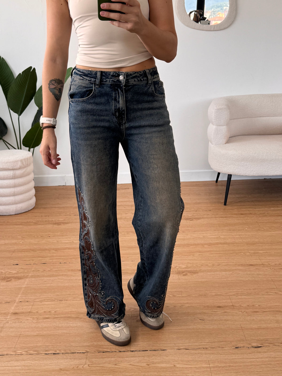 Jeans wide leg con ricami laterali in ecopelle
