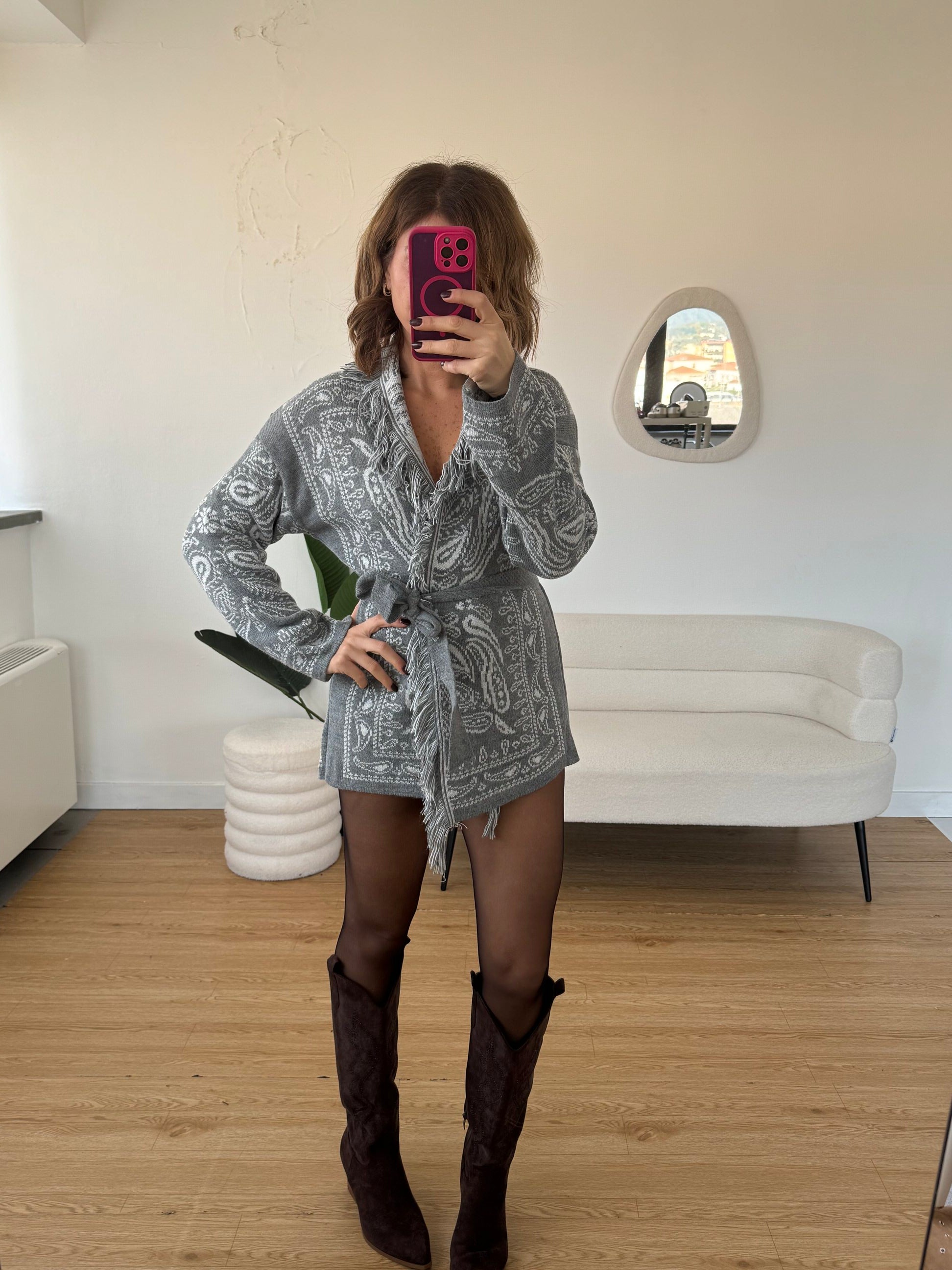 Cardigan con frange e cintura grigio e bianco