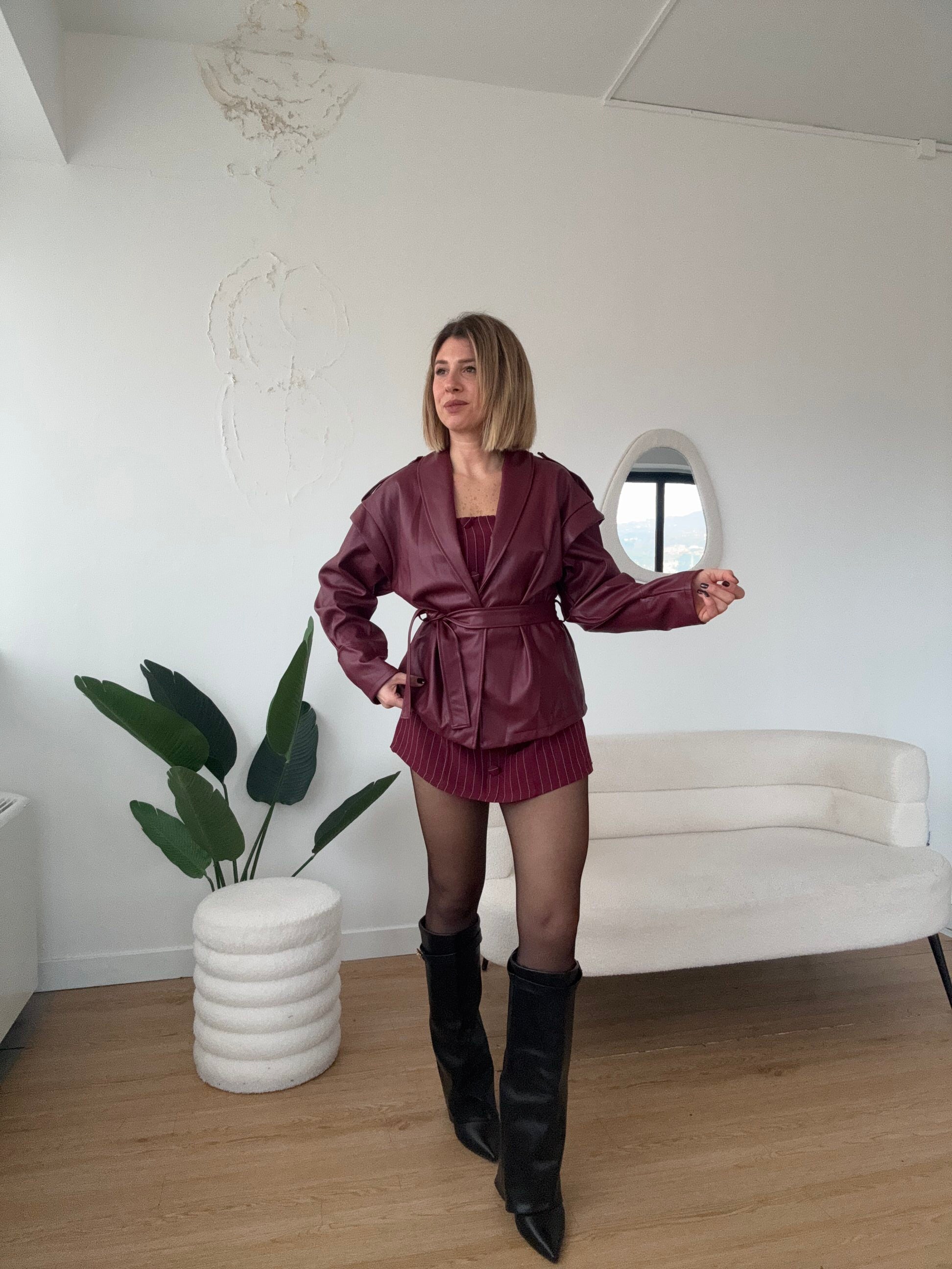 Giacca ecopelle con cintura dettaglio bottoni