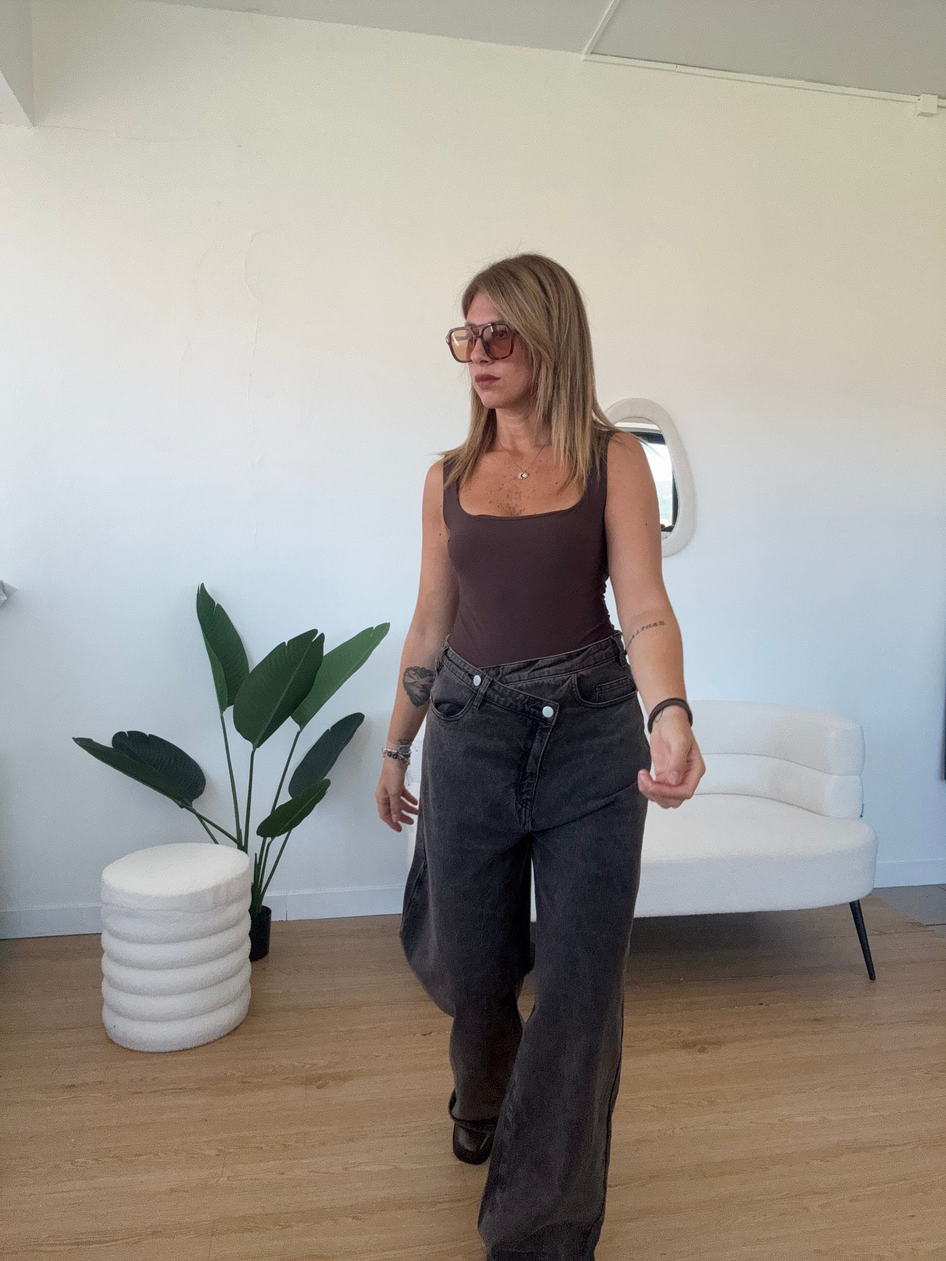 Jeans marrone chiusura asimmetrica By Lumina