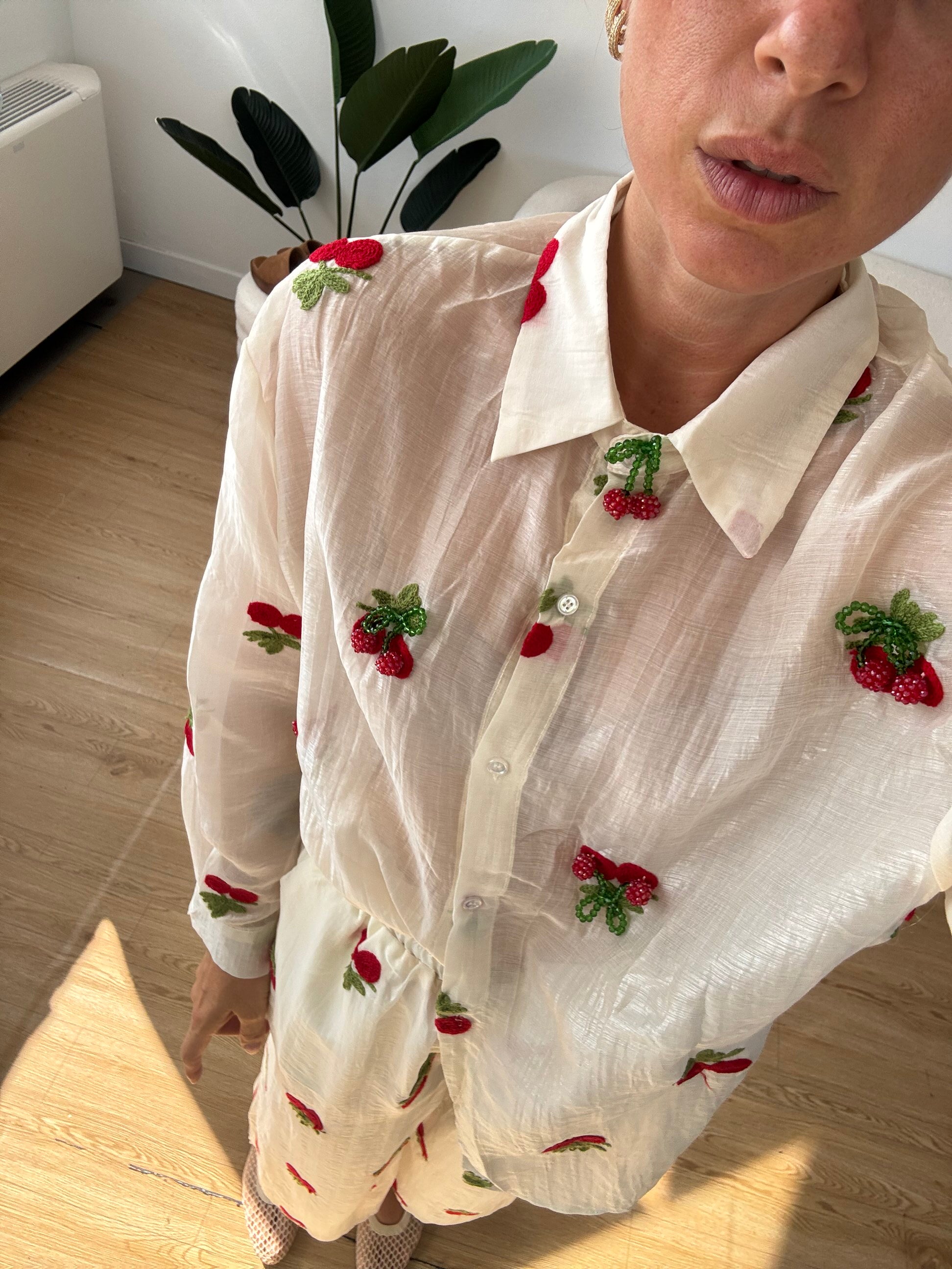 Completo ciliegie camicia con applicazioni