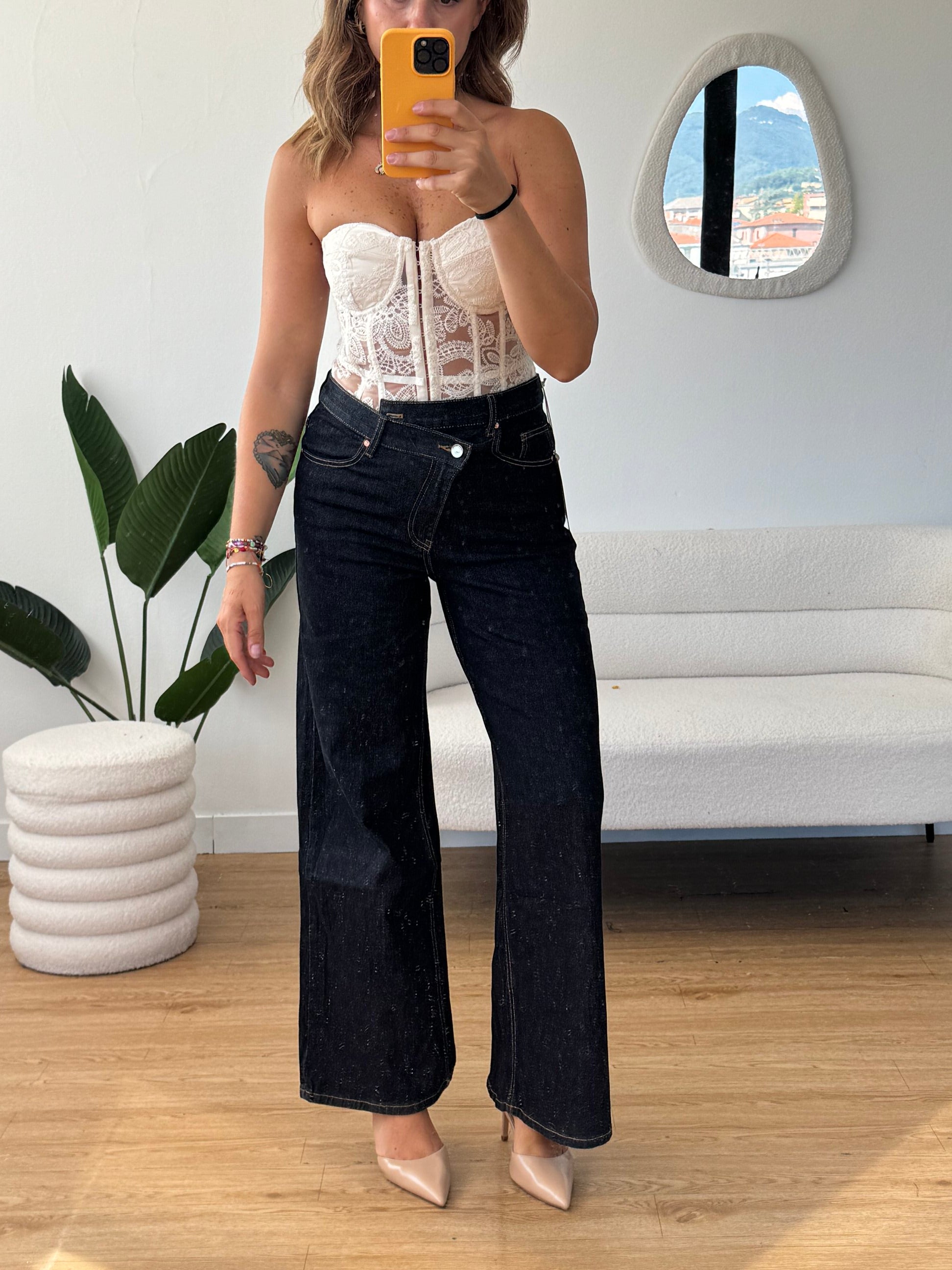 Jeans chiusura asimmetrica lavaggio scuro