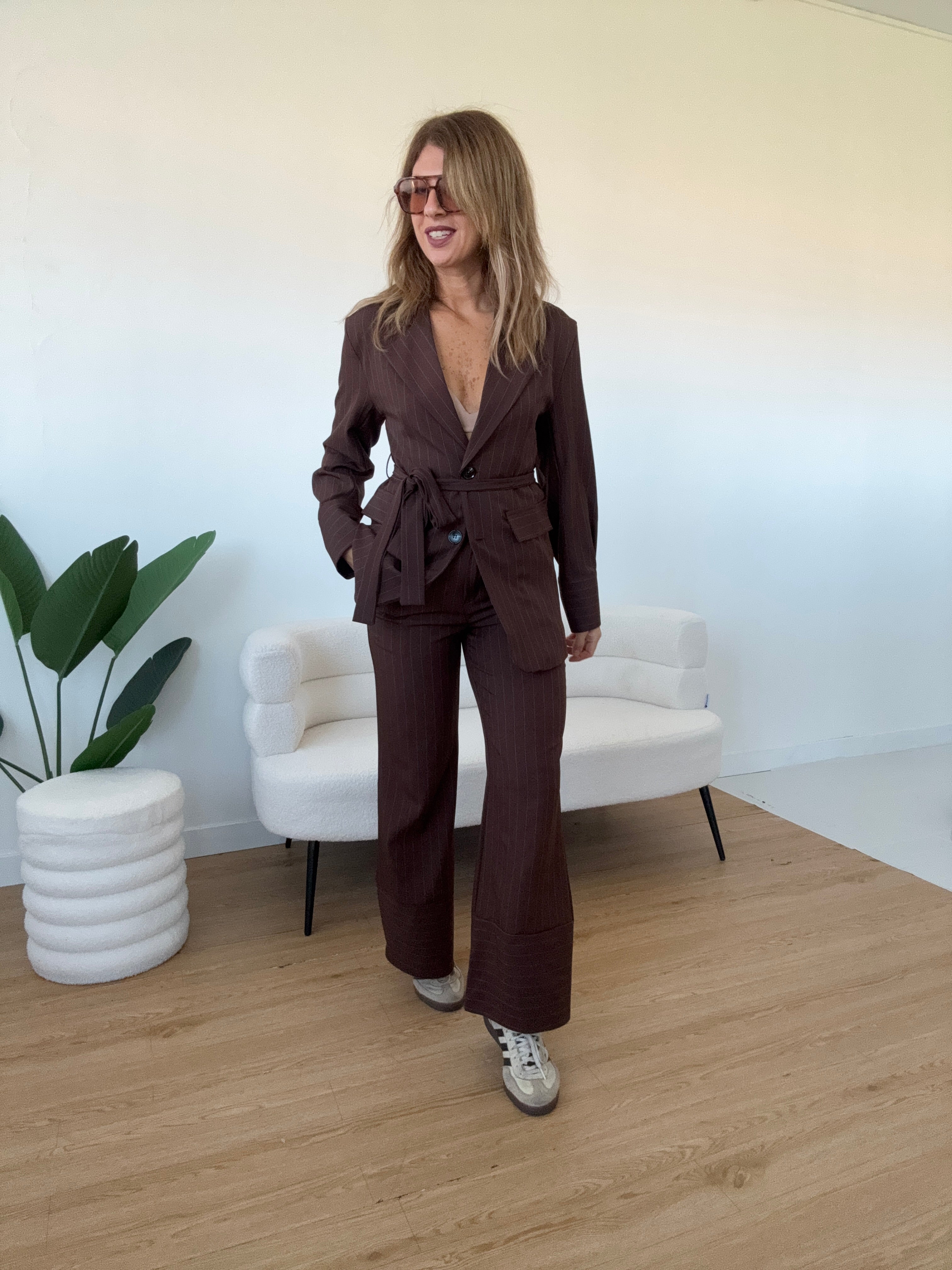 Tailleur gessato con cintura