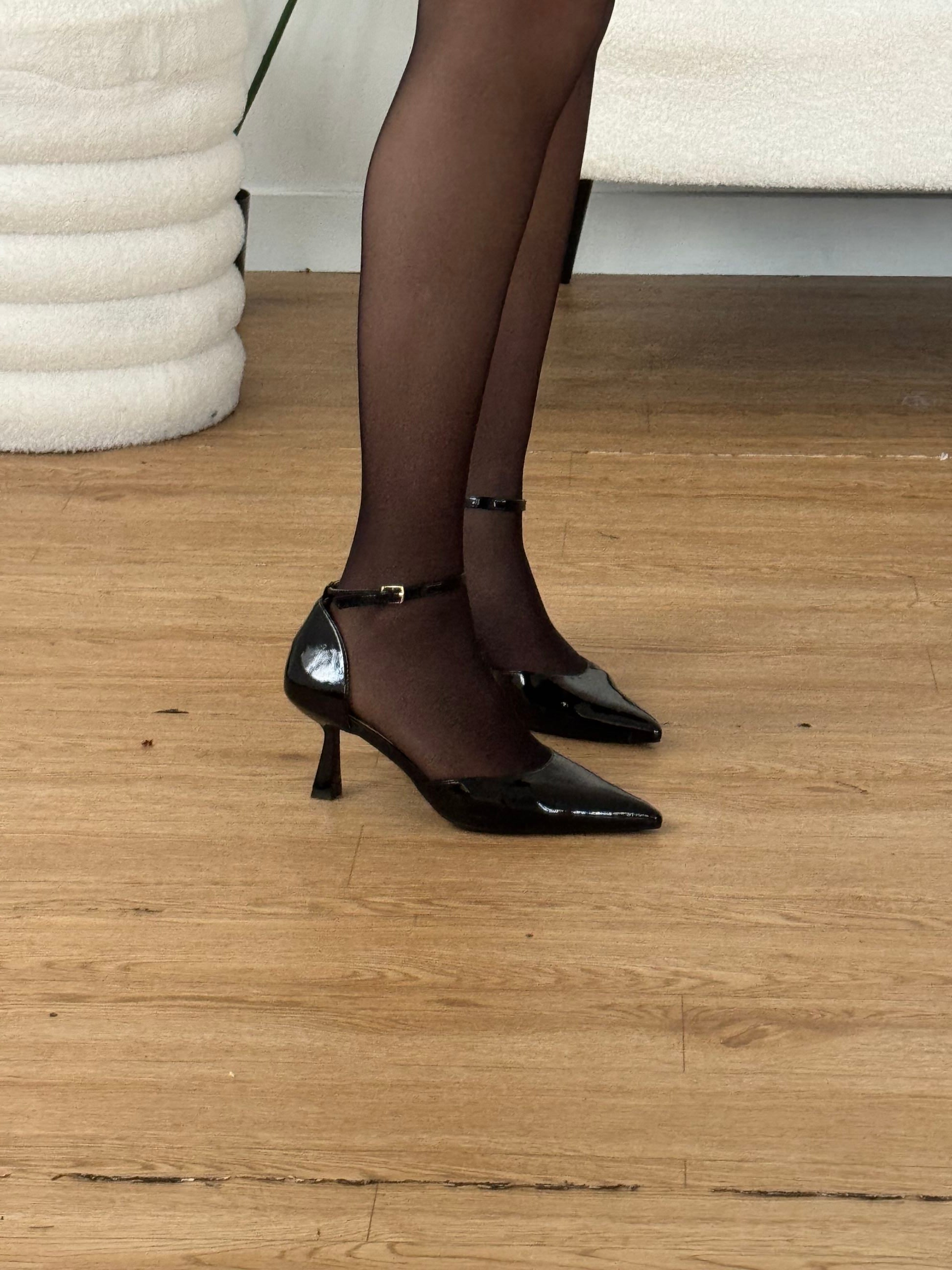 Decolletè lucido con cinturino