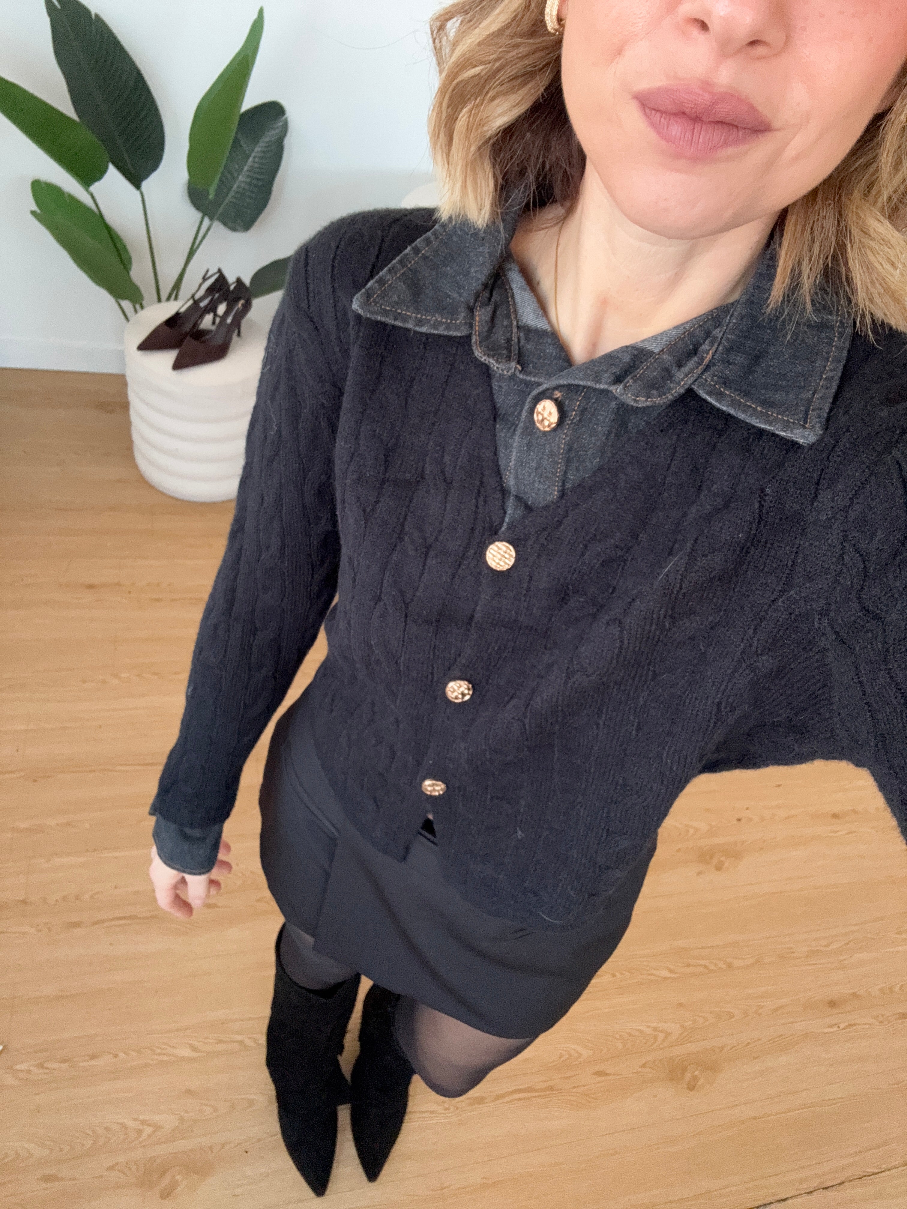 Cardigan intrecciato con camicia denim