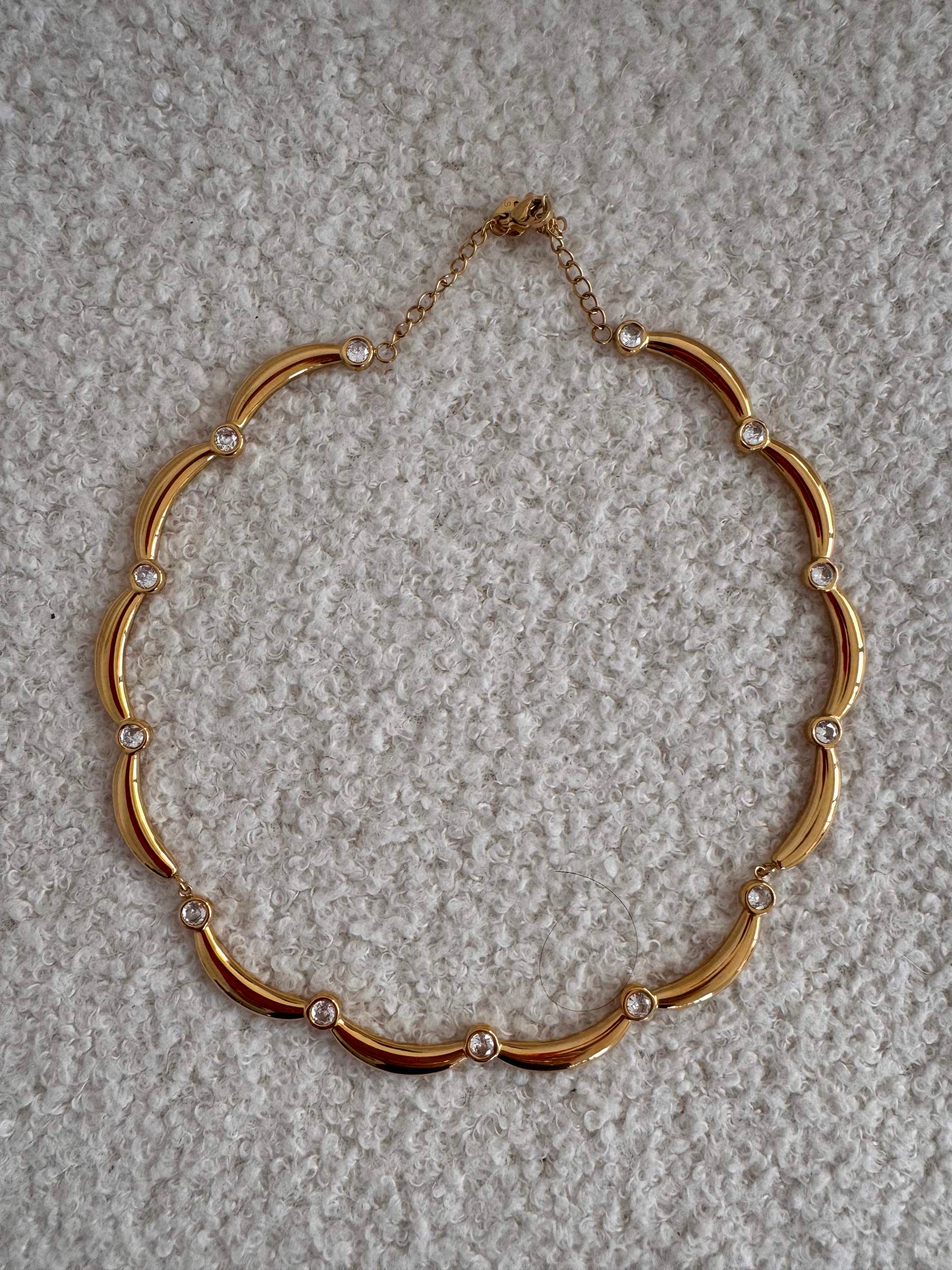 Collana rigida onde con strass