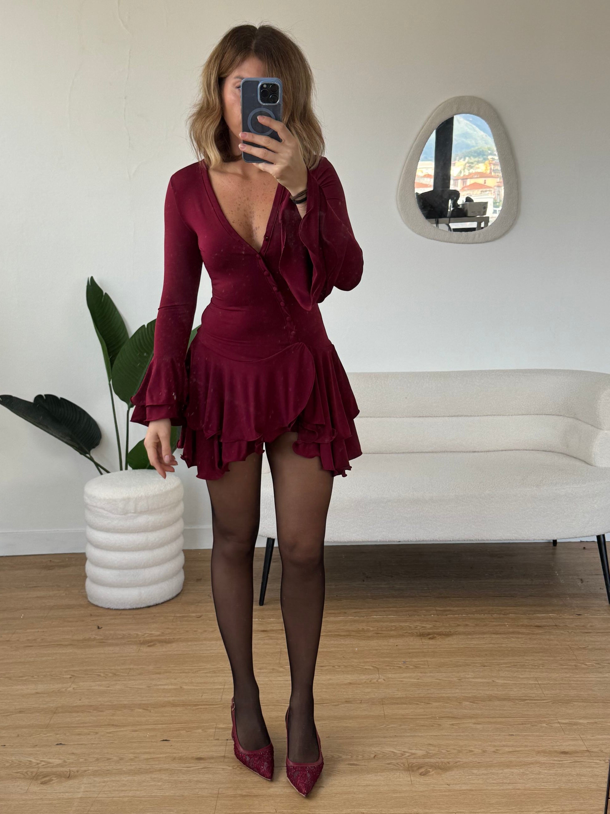 Abito con volant sulle maniche e gonna con shorts