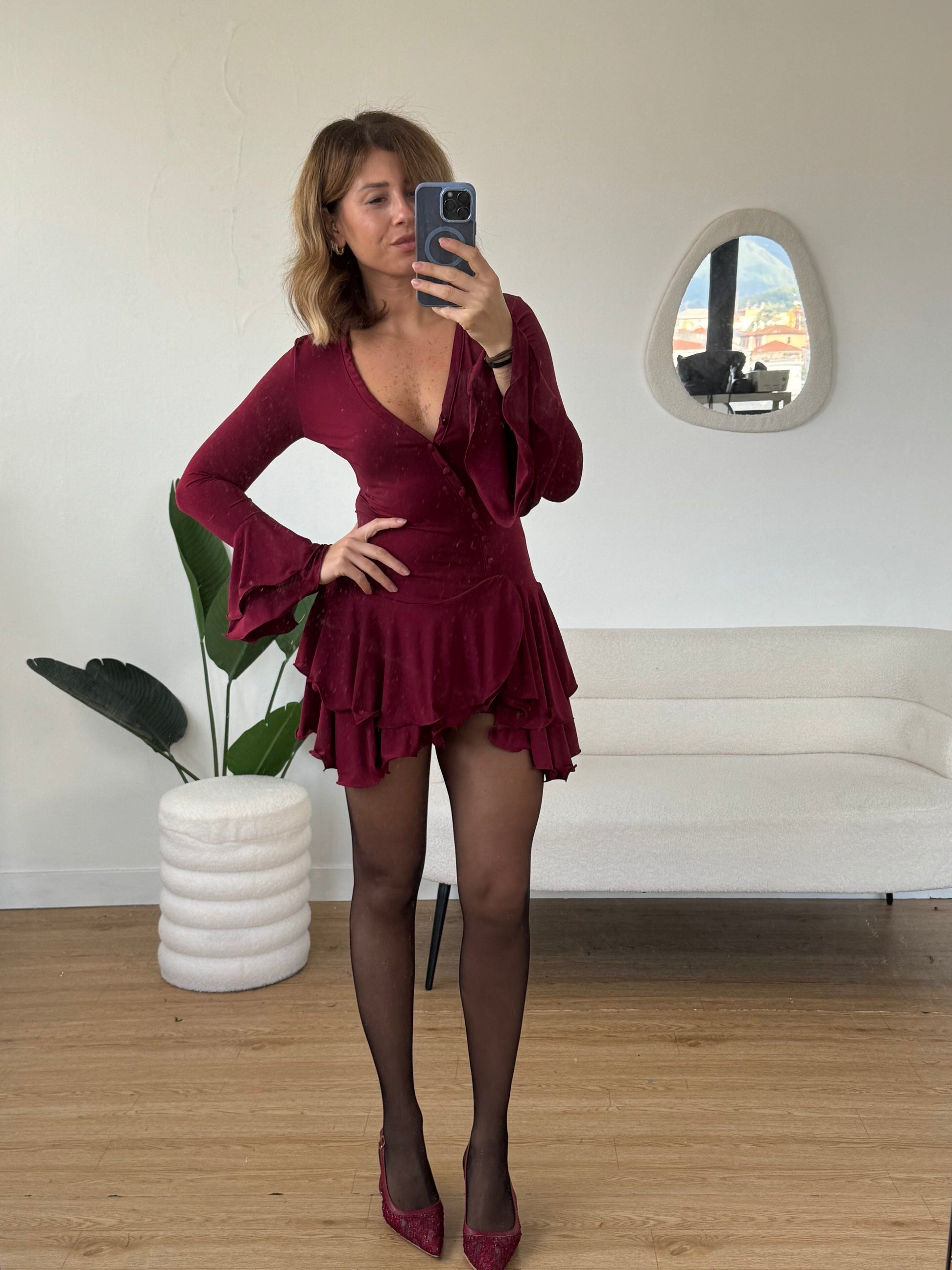 Abito con volant sulle maniche e gonna con shorts