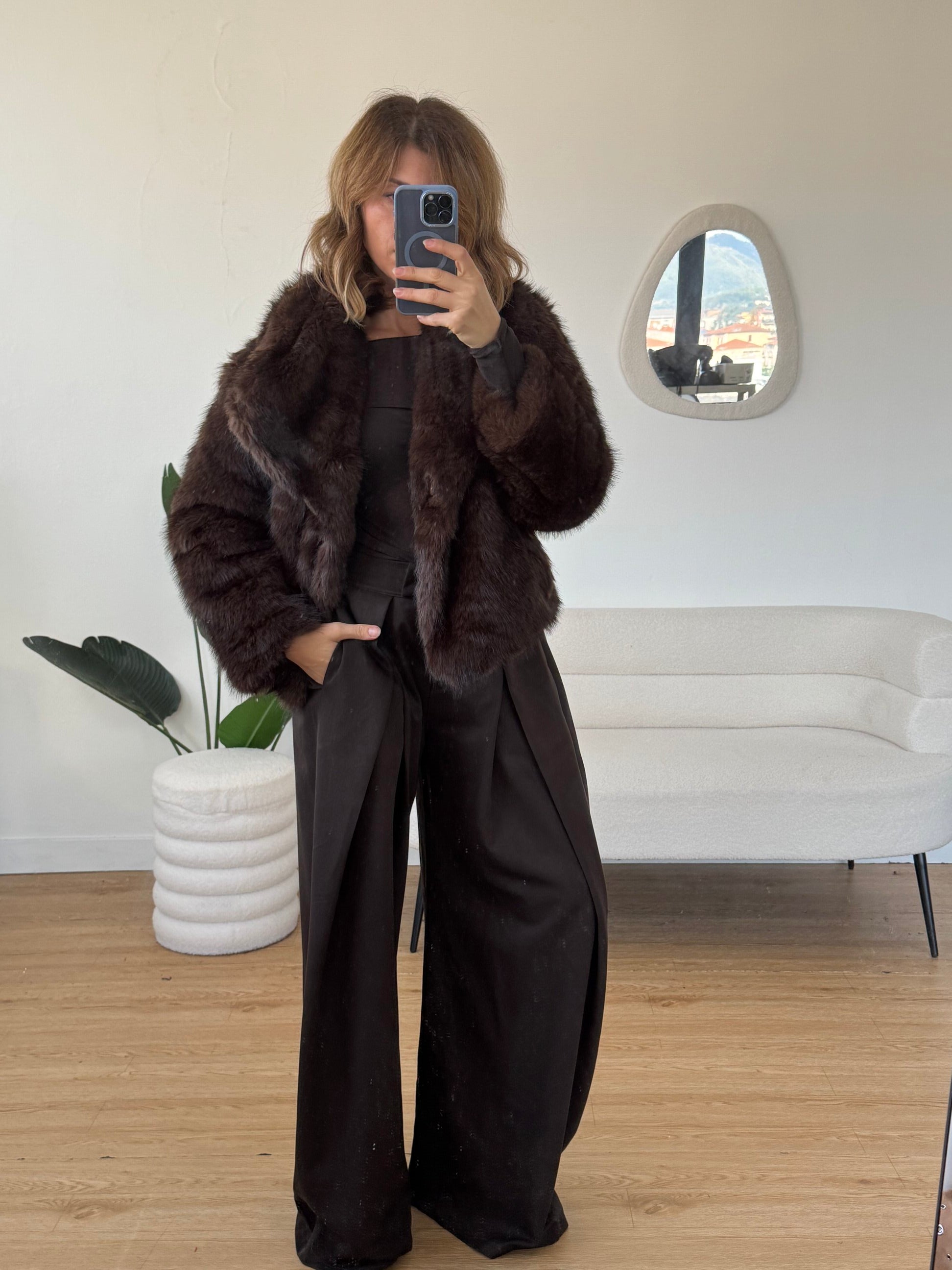 Pelliccia marrone con bottone