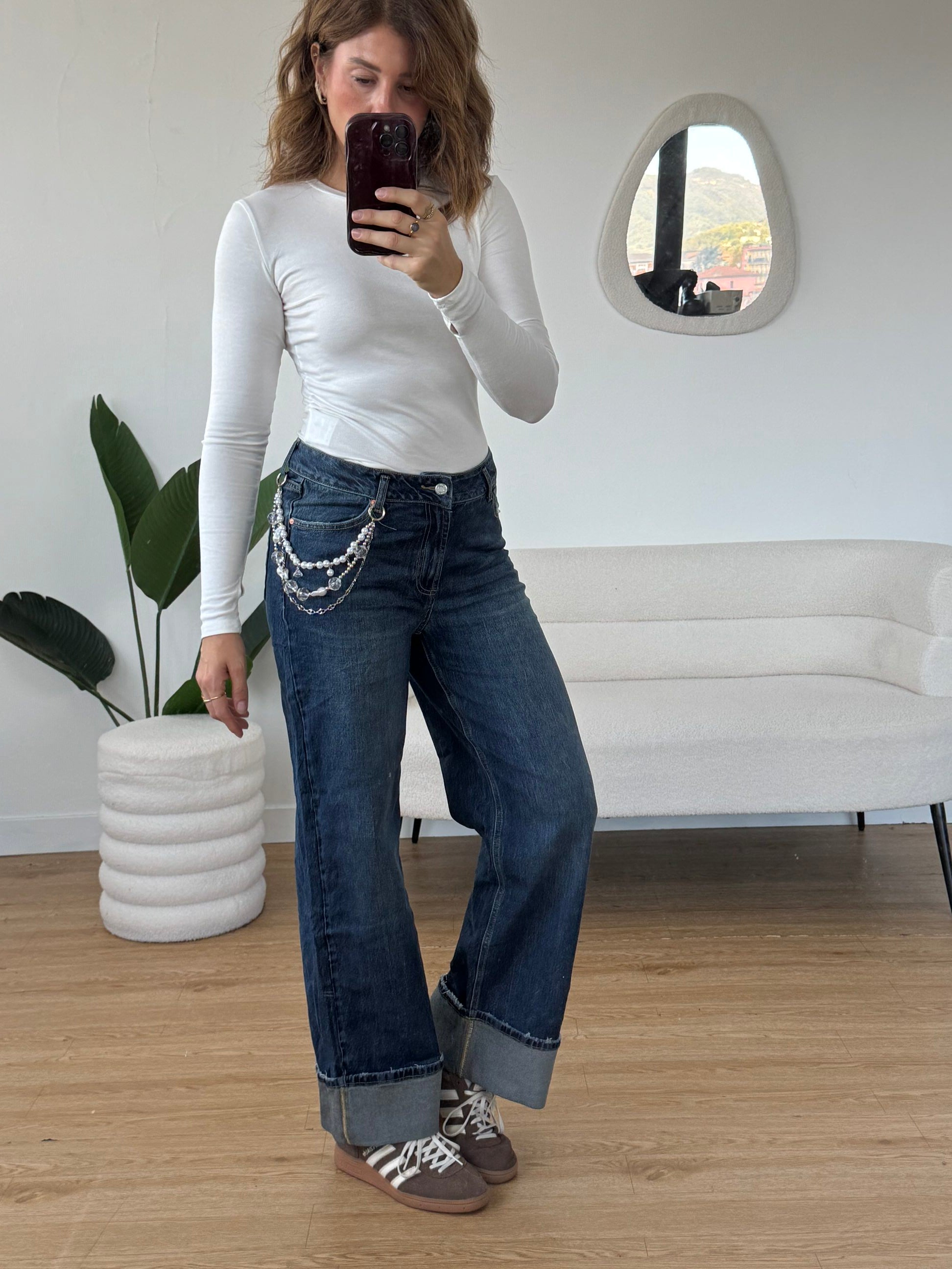 Jeans piegone con catena di perle