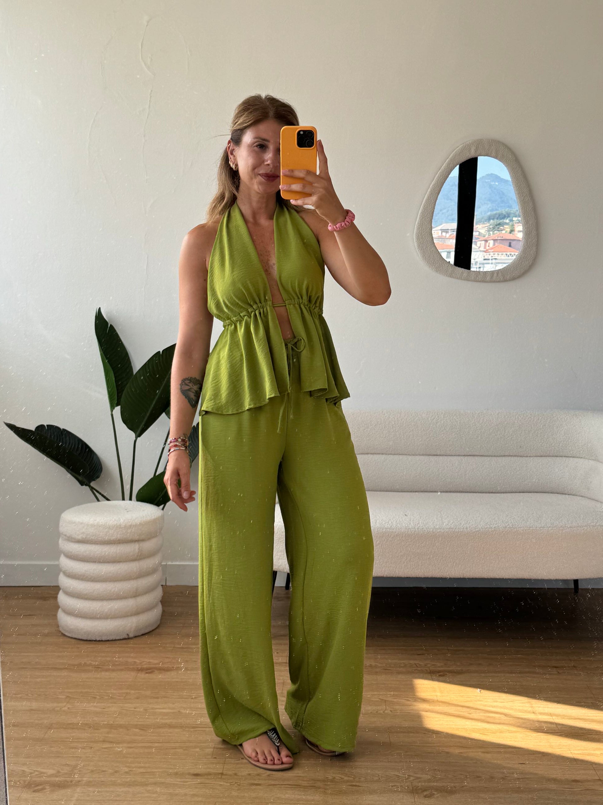 Completo top scollo halter e aperture
