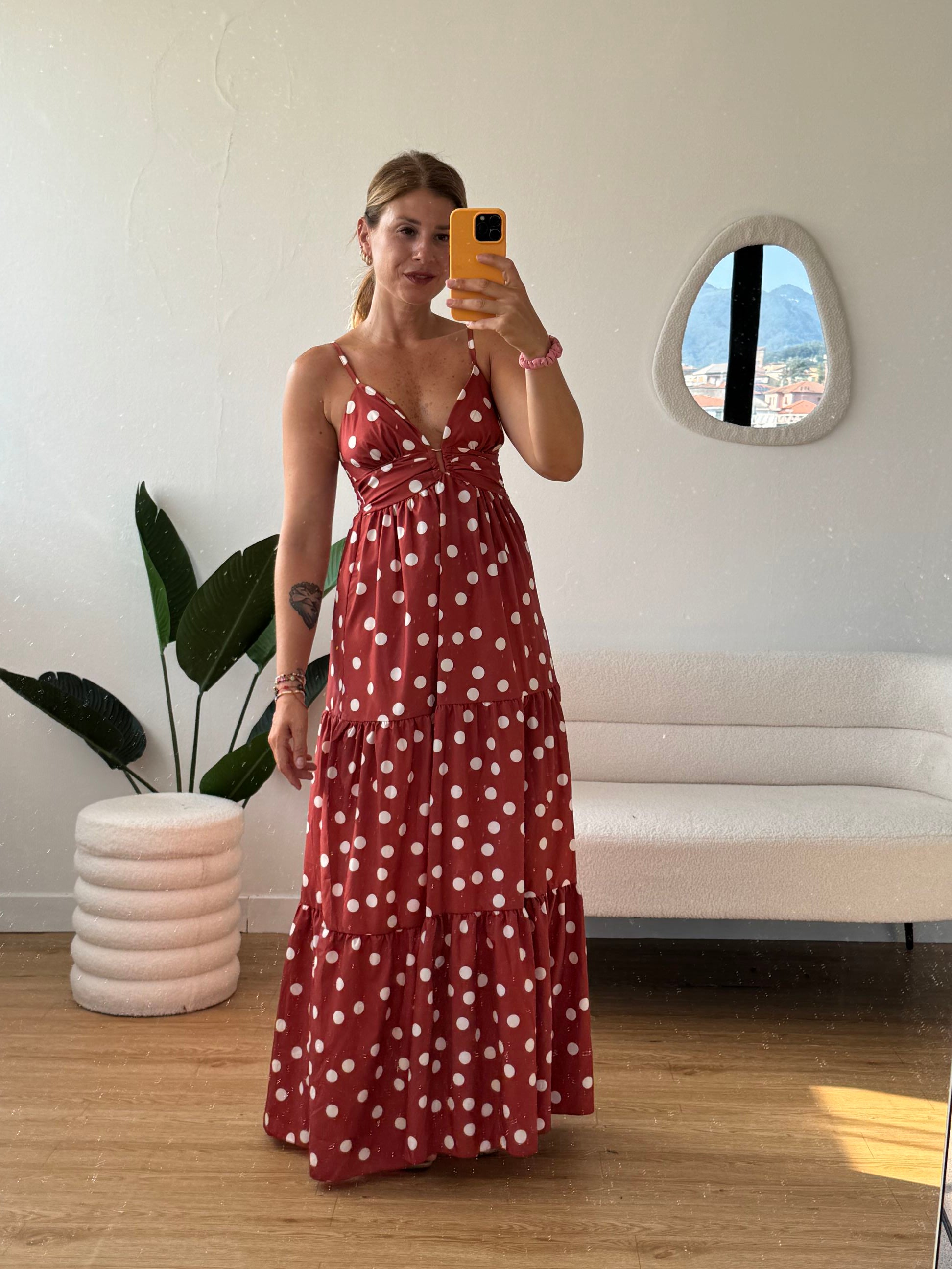 Abito lungo a pois con dettaglio scollo