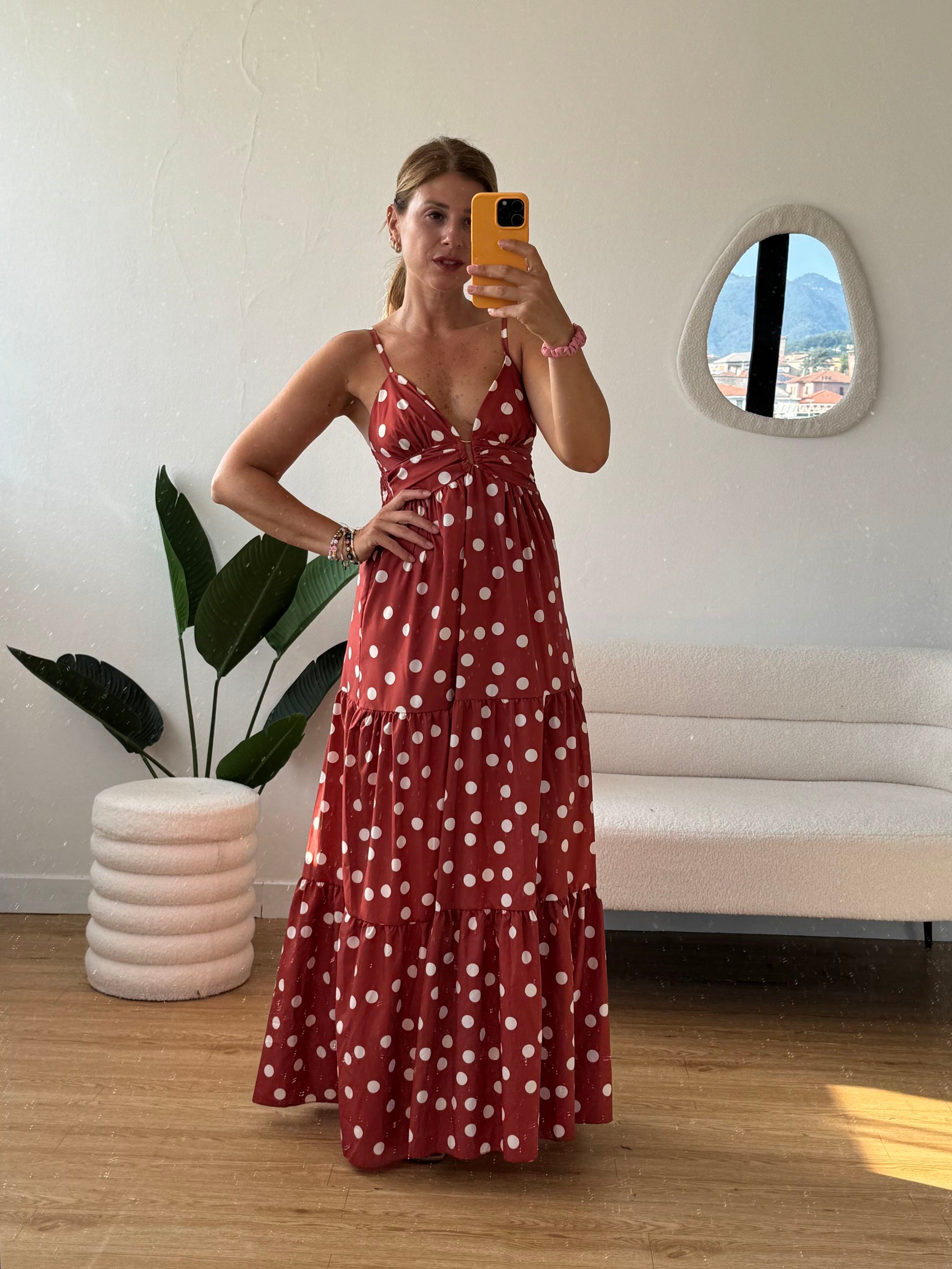 Abito lungo a pois con dettaglio scollo