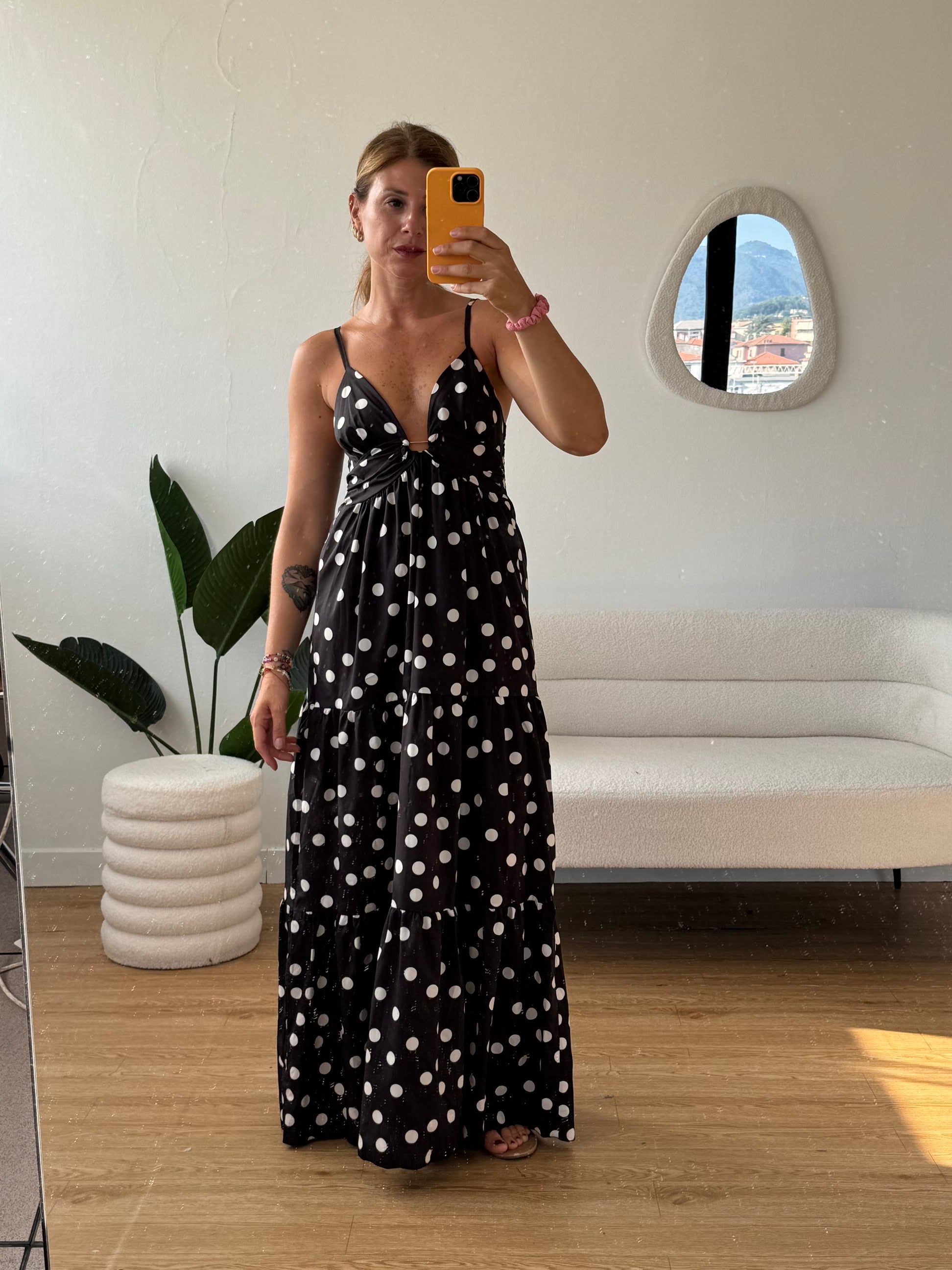 Abito lungo a pois con dettaglio scollo