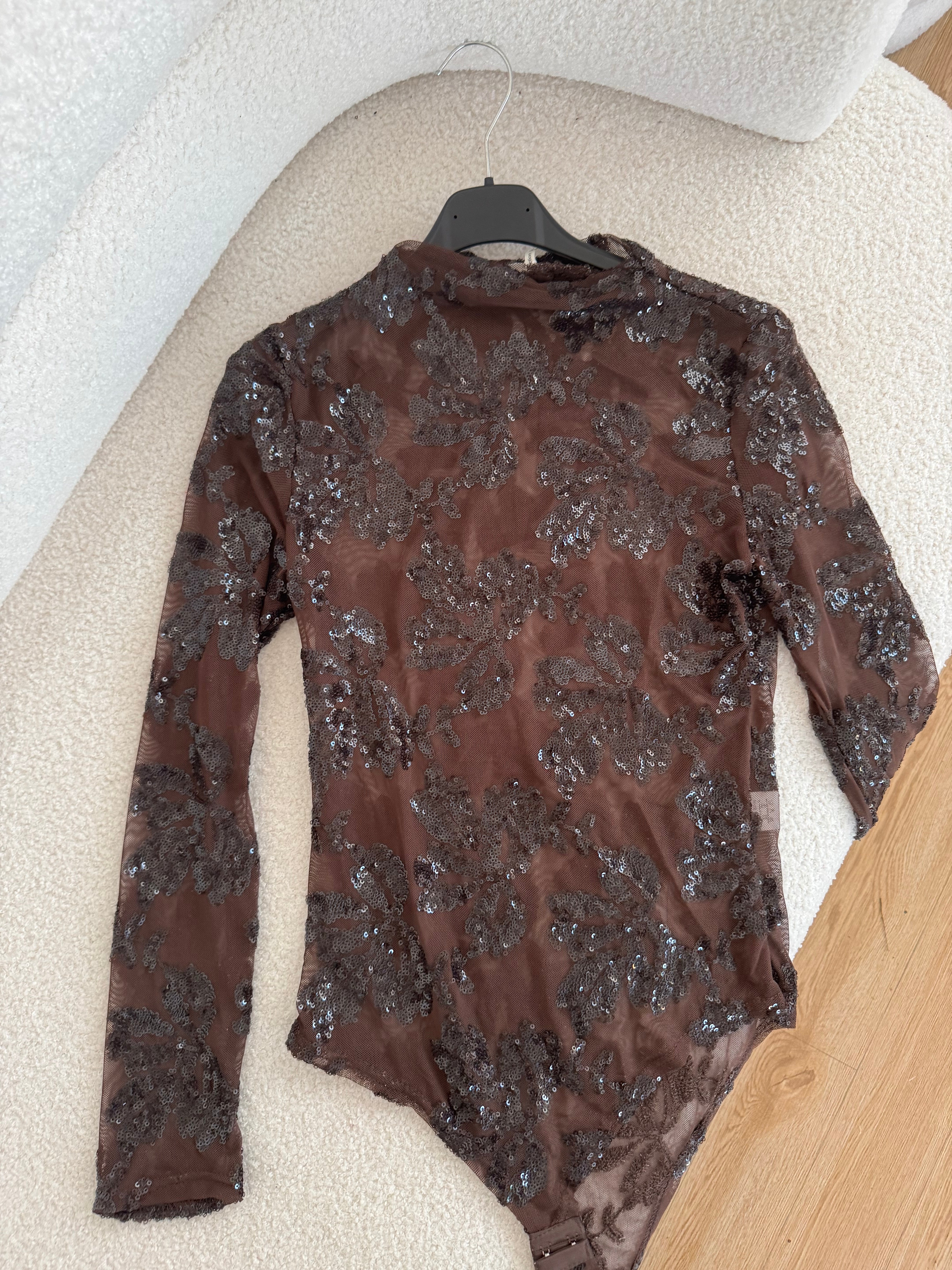 Body con fiori ricamati in paillettes