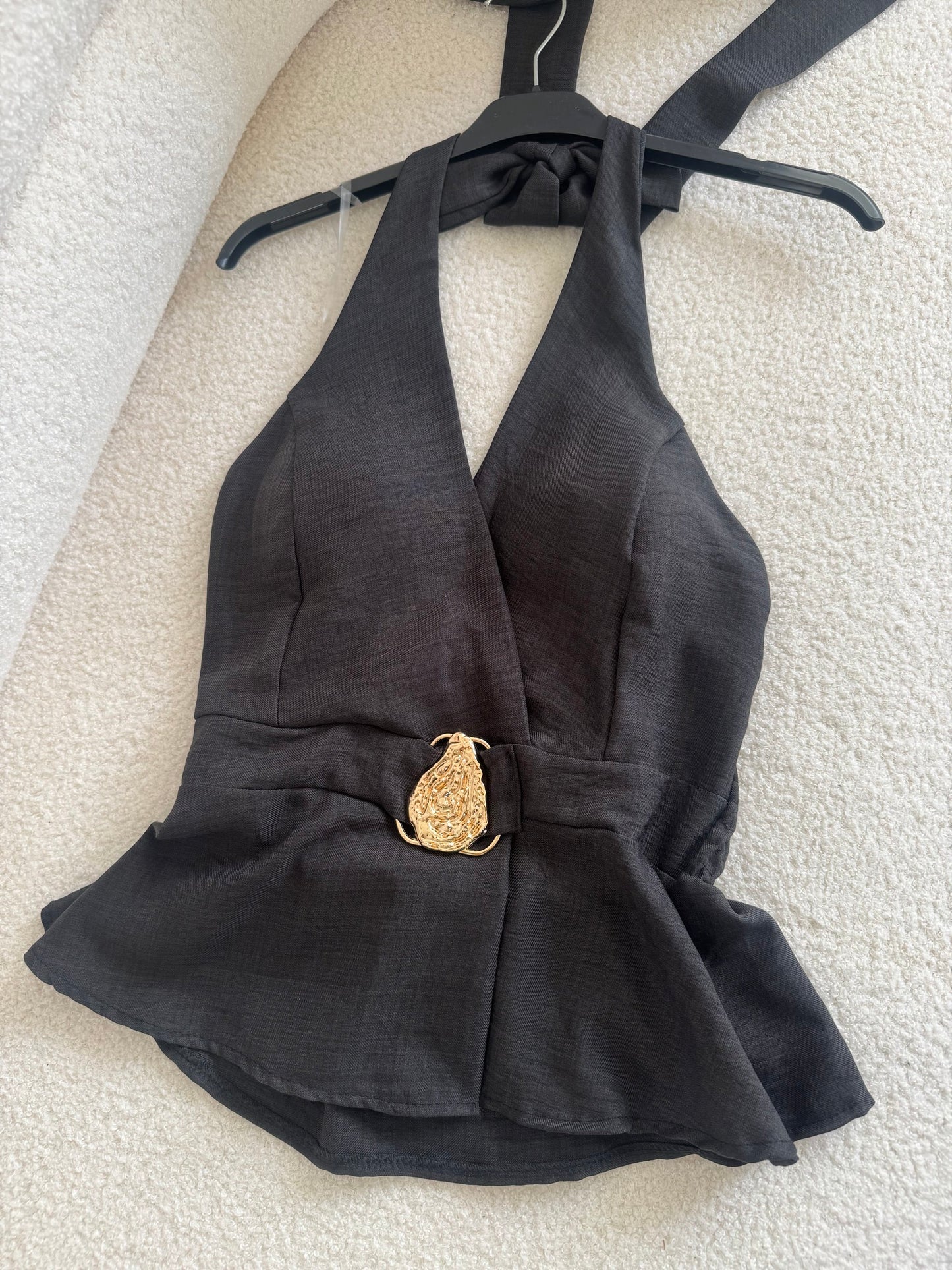 Top scollo americano con fibbia dorata