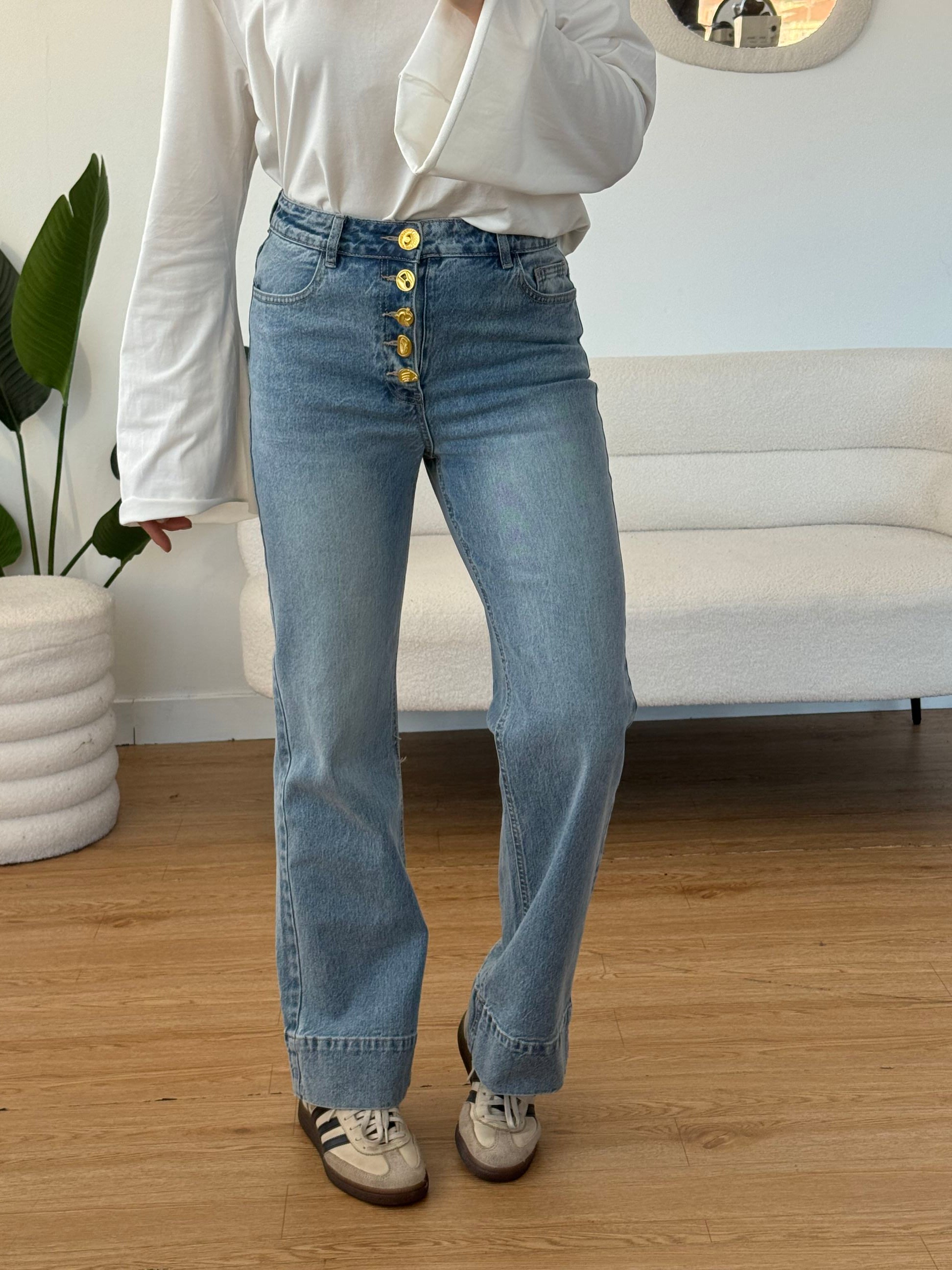Jeans con bottoni dorati