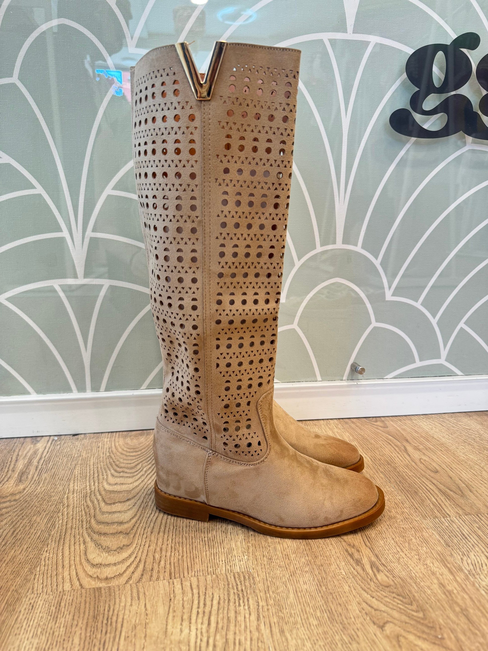 Stivale scamosciato traforato zeppa interna