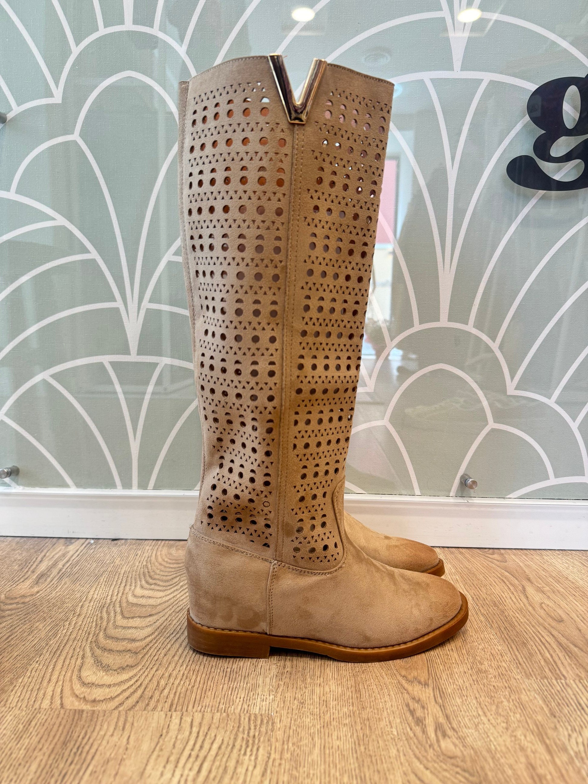 Stivale scamosciato traforato zeppa interna