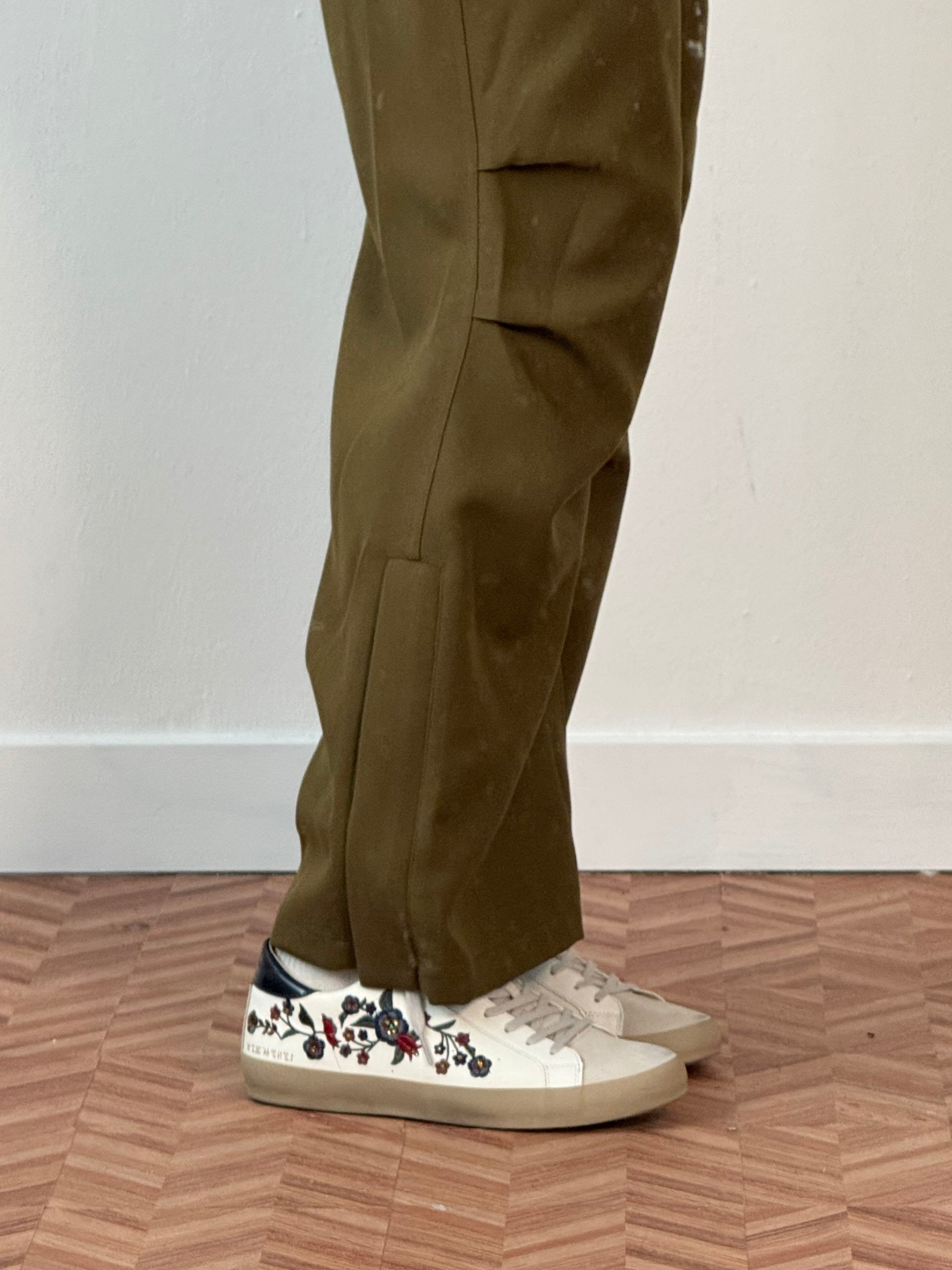 Sneakers ecopelle con fiori ricamati