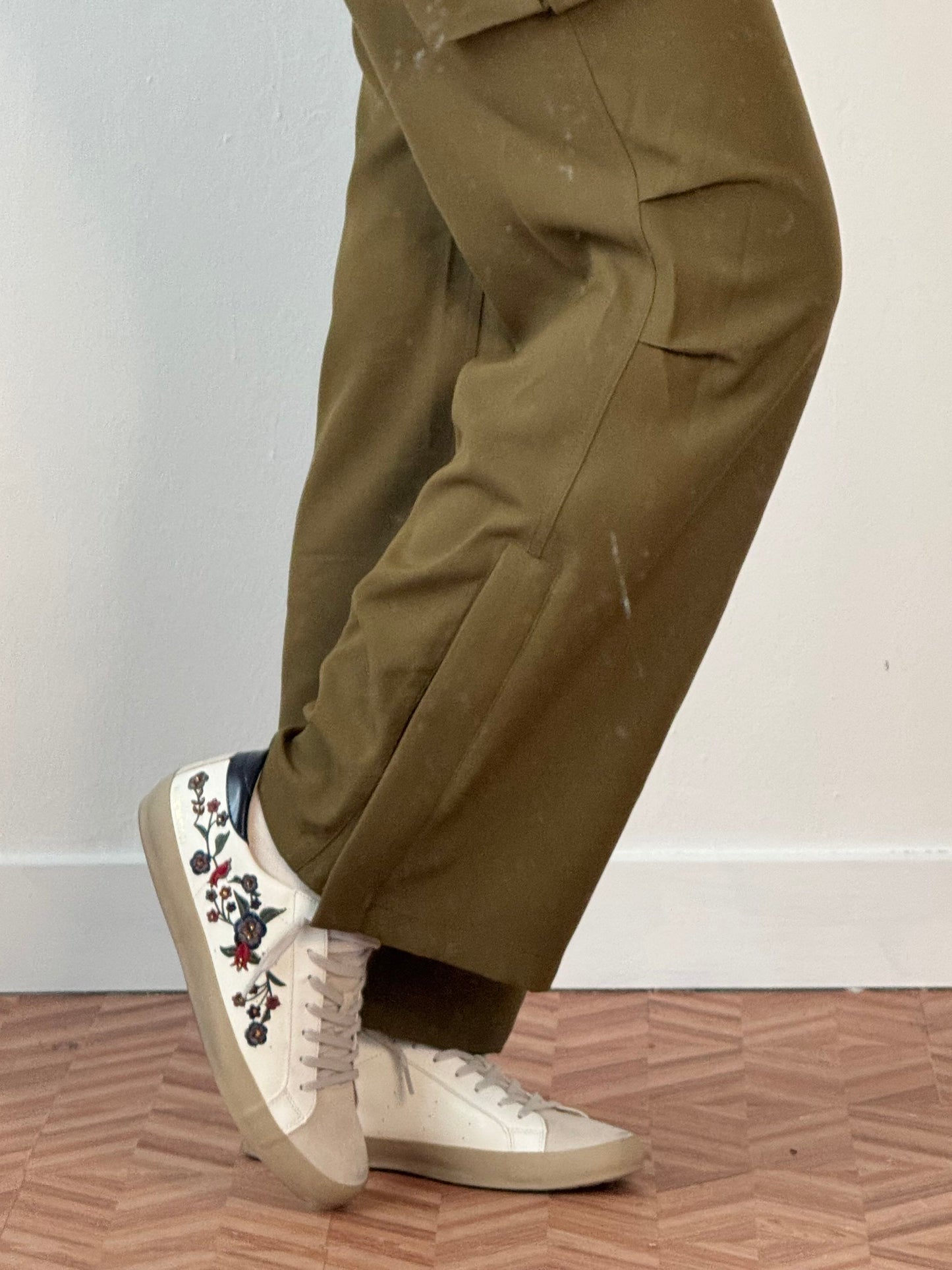 Sneakers ecopelle con fiori ricamati
