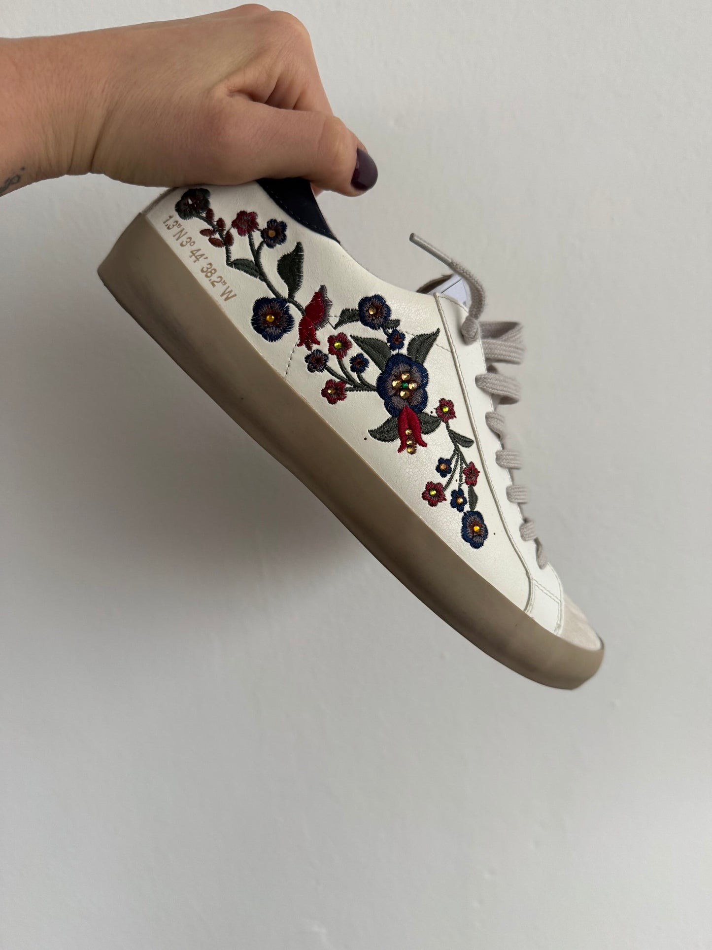 Sneakers ecopelle con fiori ricamati
