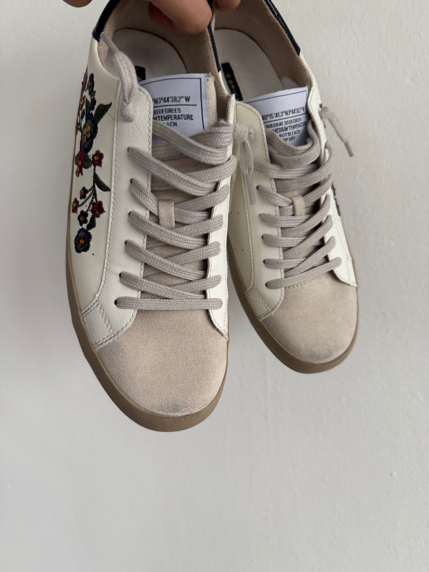 Sneakers ecopelle con fiori ricamati