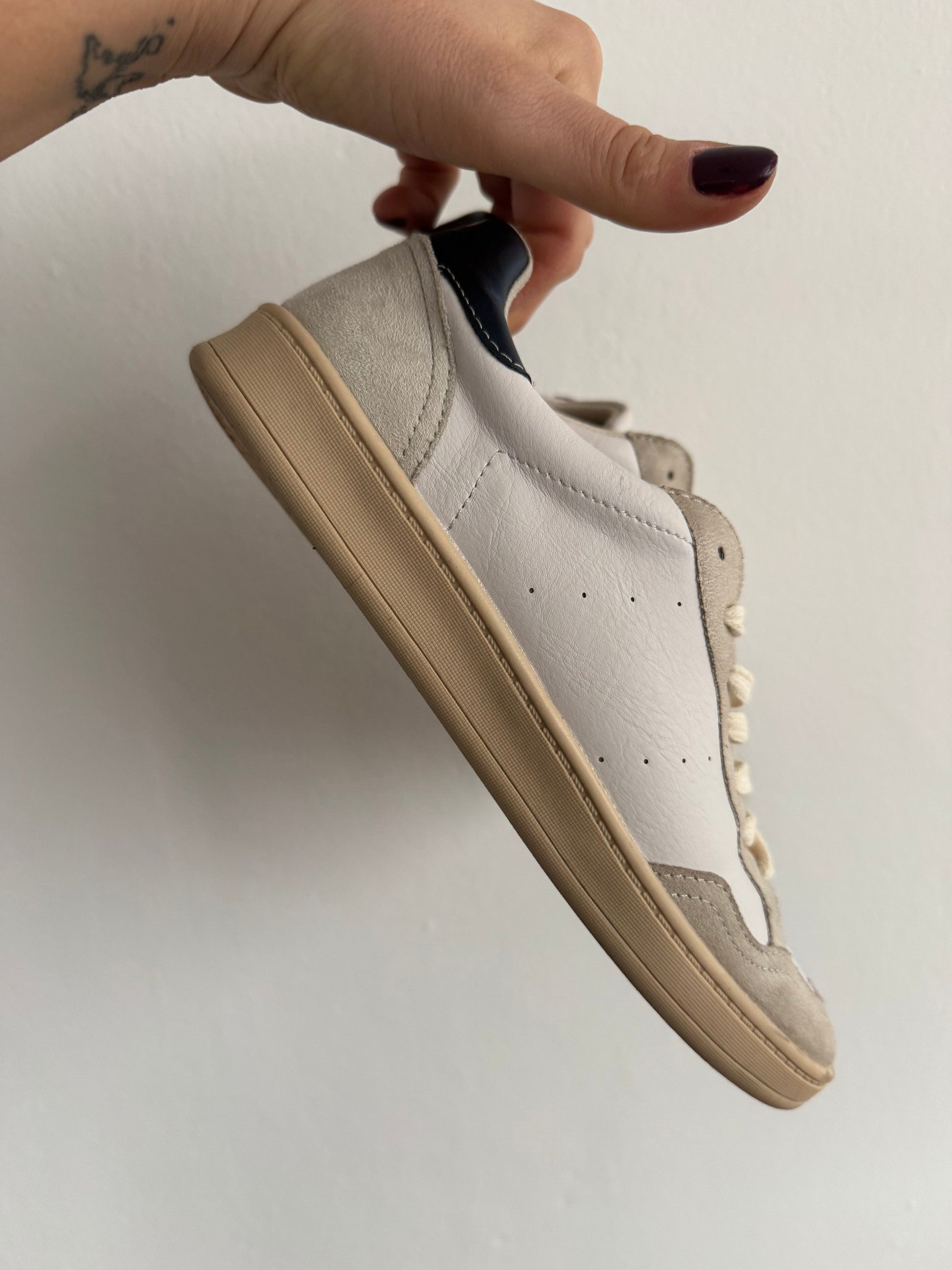 Sneakers bianche dettaaglio blue