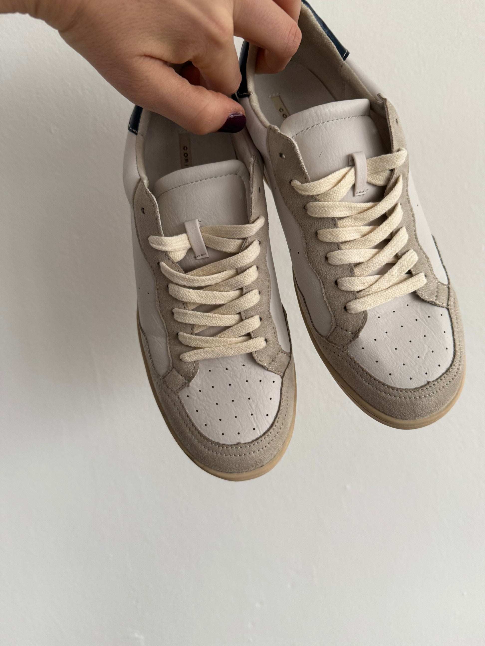 Sneakers bianche dettaaglio blue