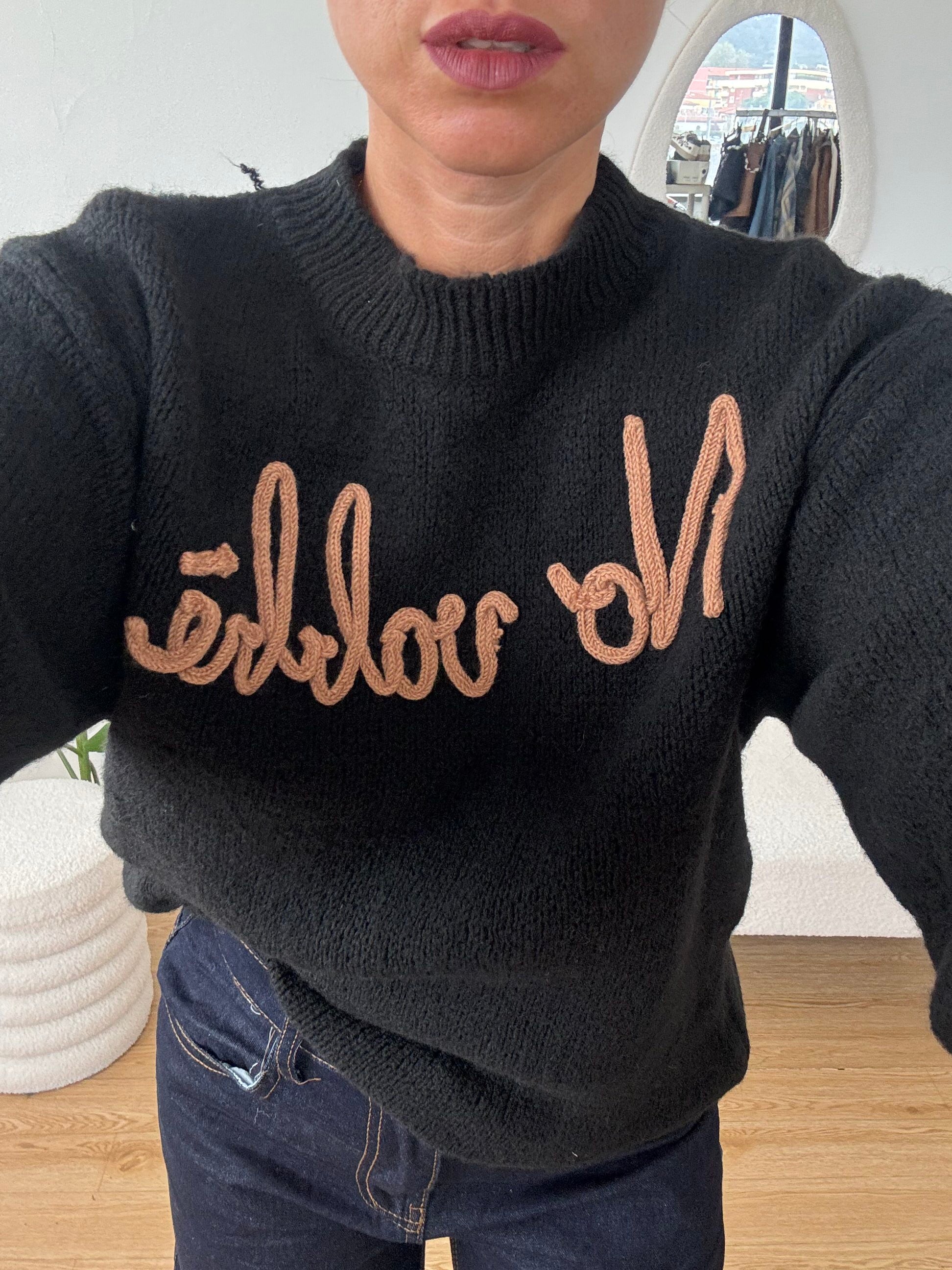 Maglione con scritta ricamata "no vabbè"